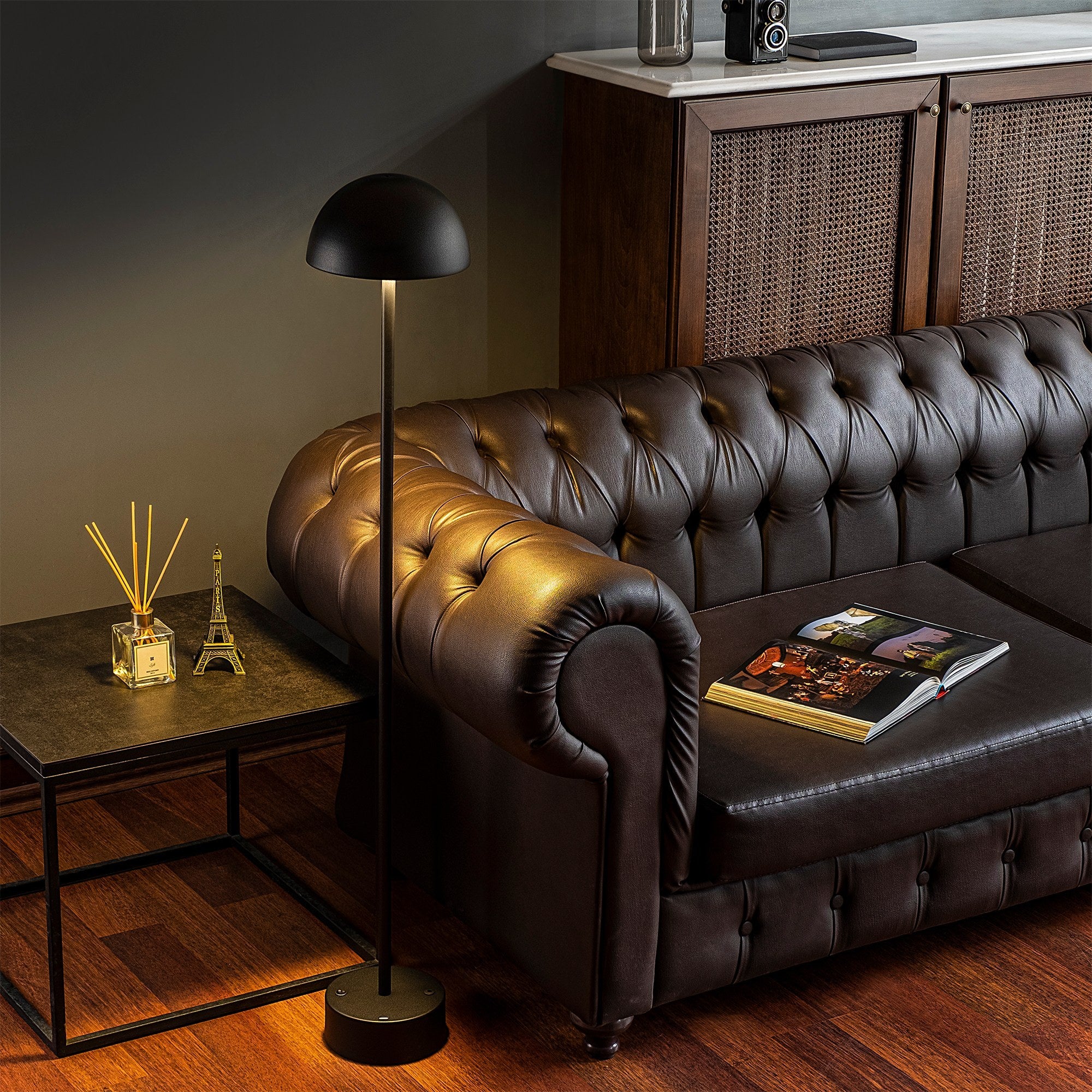 Candeeiro de Pé Preta Elegante, Corpo de Metal, 115 cm de Altura, 20 cm de Diâmetro, 80 CRI, LED de 5 W, Bateria com Duração de 8 Horas | Perfeita para Espaços Modernos