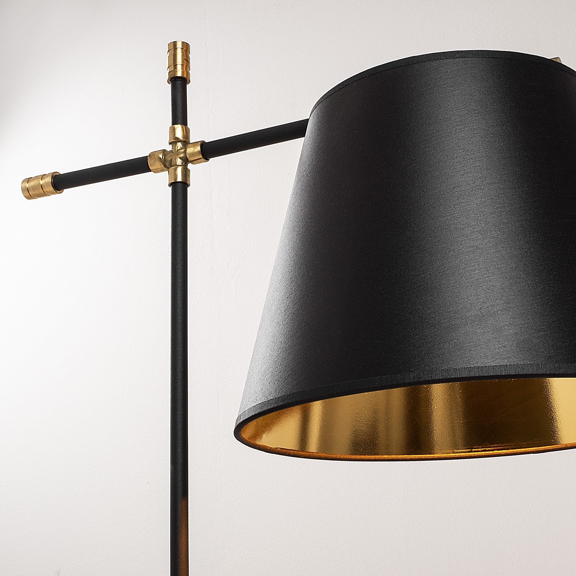 Candeeiro de Pé Preta Elegante, Corpo de Metal, 120 cm de Altura, Abajur de 50 cm, Soquete E27, Cabo de 350 cm | Iluminação Elegante para Espaços Modernos