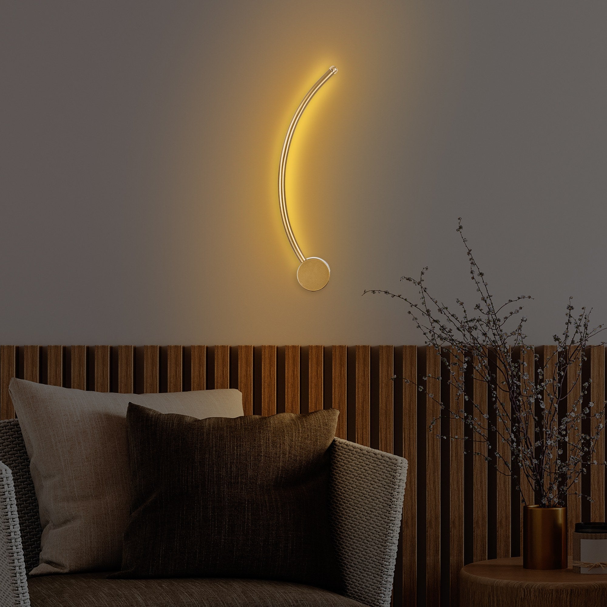 Candeeiro de Parede Elegante Dourada, Corpo em Metal, 49 x 15 x 10 cm | LED SMD 7W 3000K | Iluminação Elegante para Decoração e Ambiente Modernos