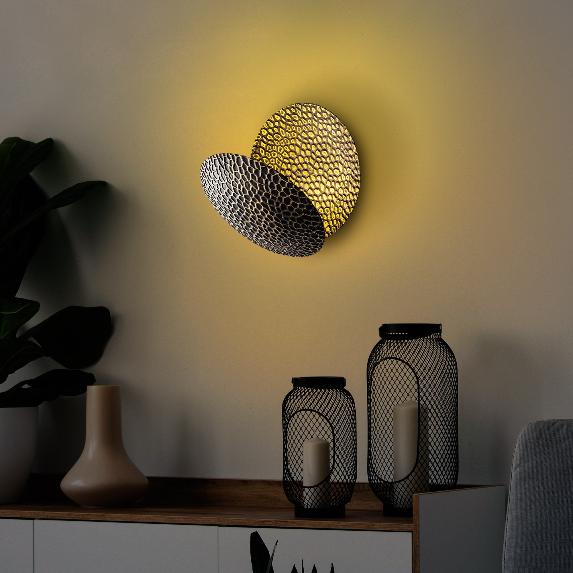Candeeiro de Parede Elegante, Preta e Dourada, 21 x 21 x 15 cm | Corpo em Metal, LED SMD 5W 3000K | Iluminação Elegante para Decoração e Ambiente Modernos