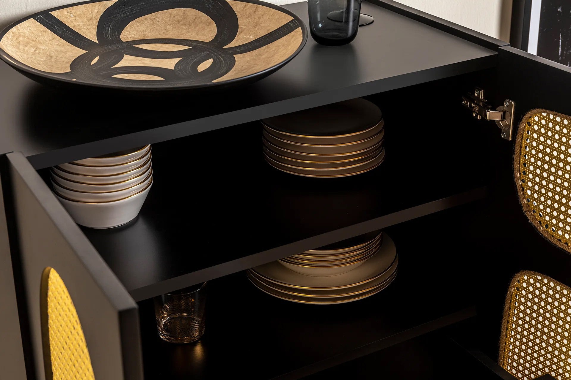 Aparador – 135 cm altura – 75 cm largura – Preto – Aglomerado