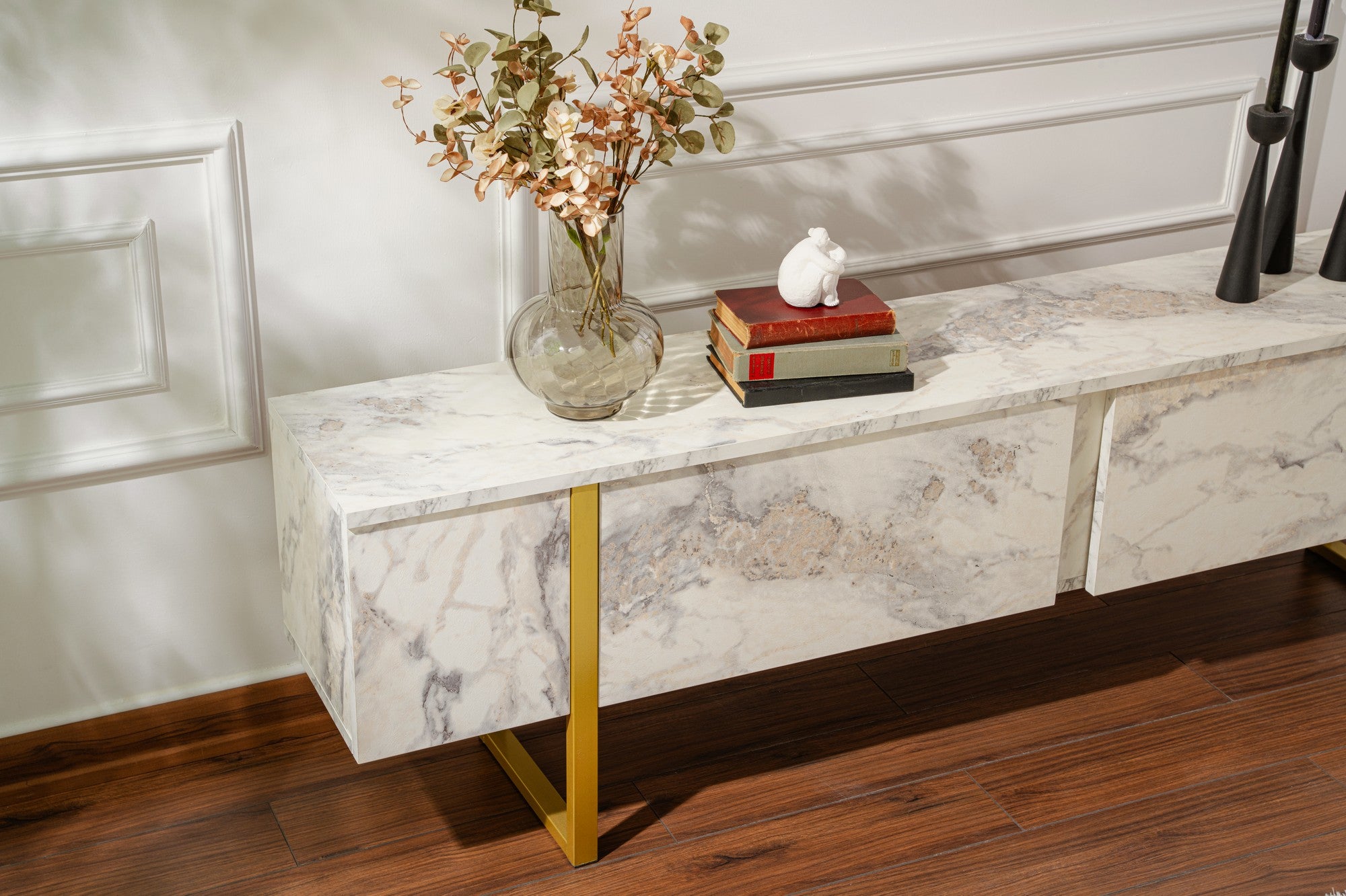 Elegante Móvel de TV com acabamento em mármore frésia e dourado, 180 cm | Painel de partículas 100% revestido em melamina, 18 mm de espessura | Elegante e funcional para salas de estar modernas