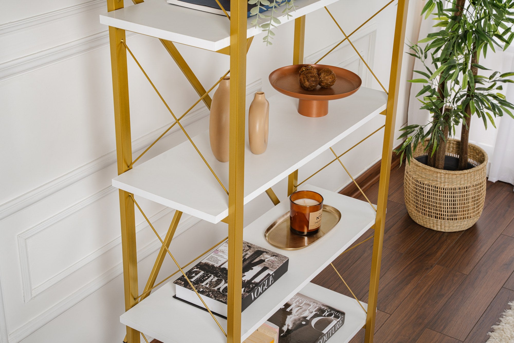 Estante elegante em branco e dourado, 90 x 180 x 33,5 cm | Painel de partículas 100% revestido em melamina, estrutura de metal | Solução de armazenamento elegante e montável na parede