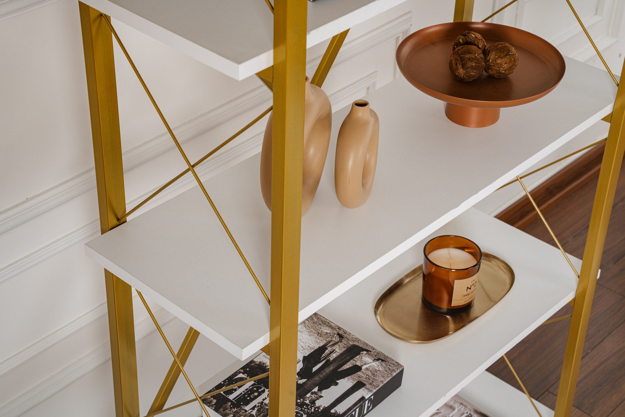 Estante elegante em branco e dourado, 90 x 180 x 33,5 cm | Painel de partículas 100% revestido em melamina, estrutura de metal | Solução de armazenamento elegante e montável na parede