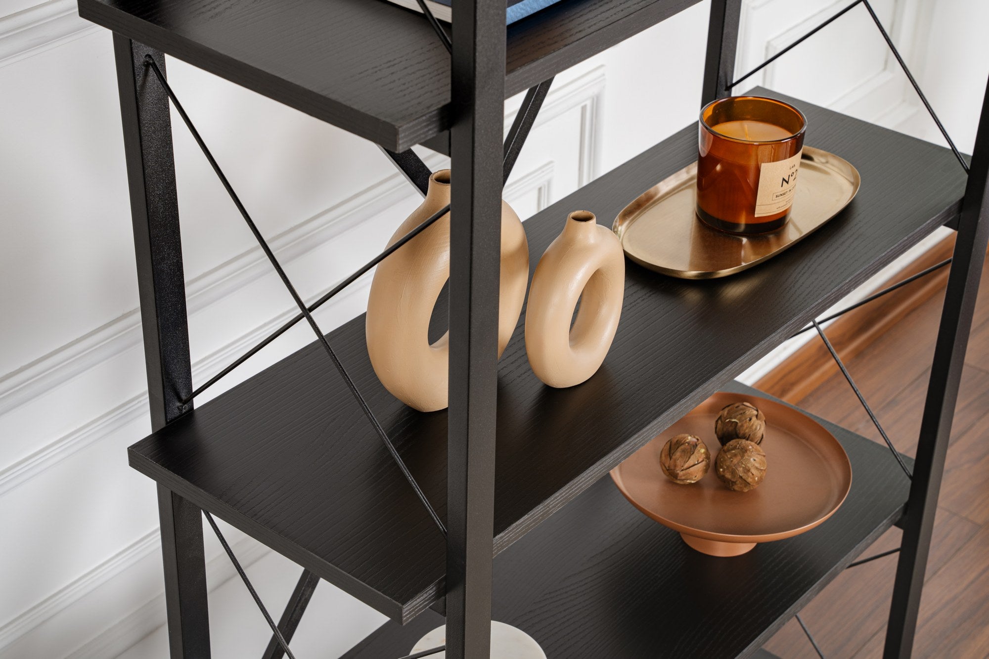 Estante elegante preta com estrutura de metal, 90 x 180 x 33,5 cm | Painel de partículas 100% revestido de melamina | Design durável e funcional para montagem na parede