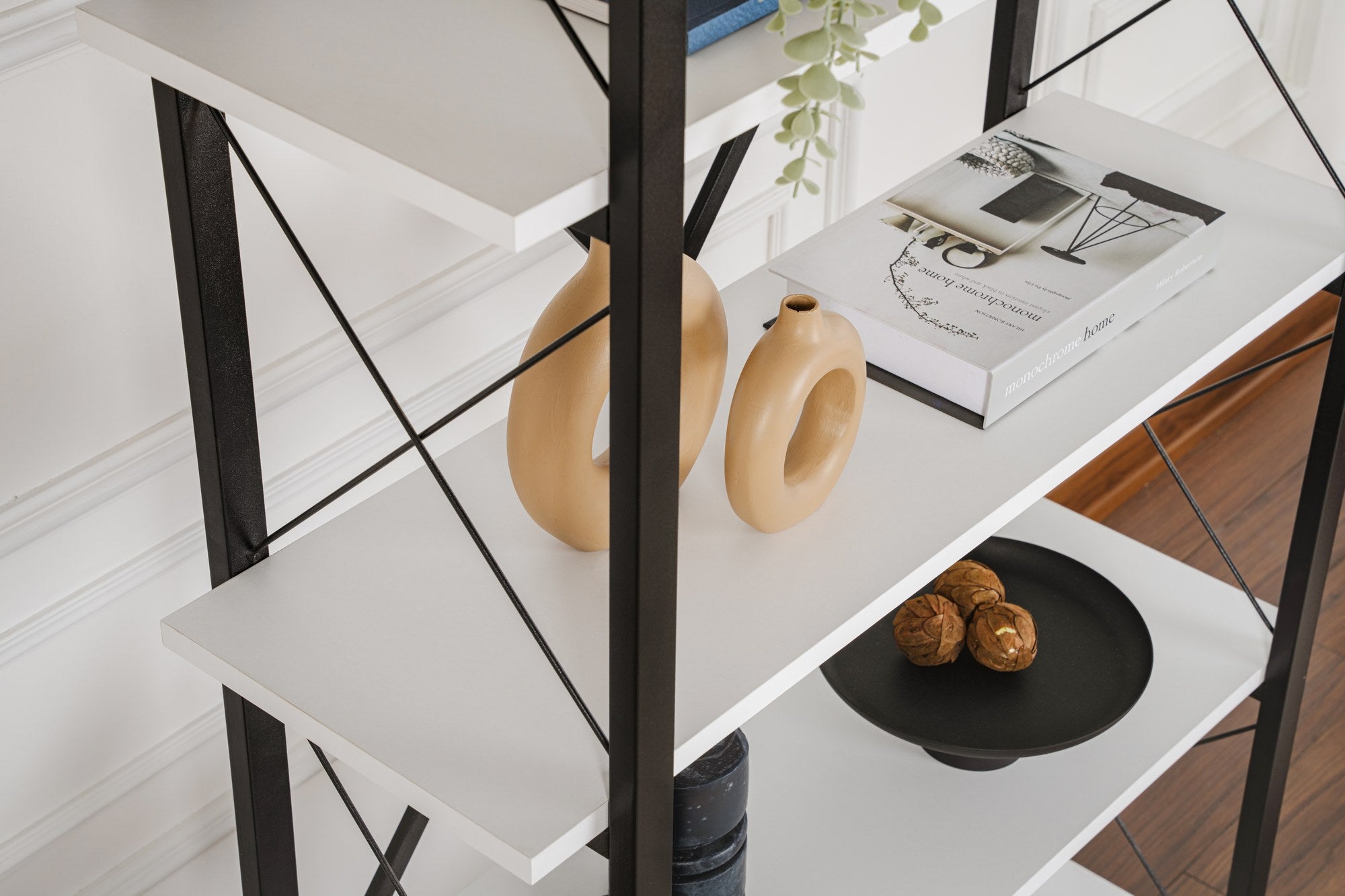 Estante elegante com estrutura de metal, 90 x 180 x 33,5 cm | Painel de partículas 100% revestido de melamina, montável na parede, branco e preto | Perfeita para armazenamento em casa e no escritório