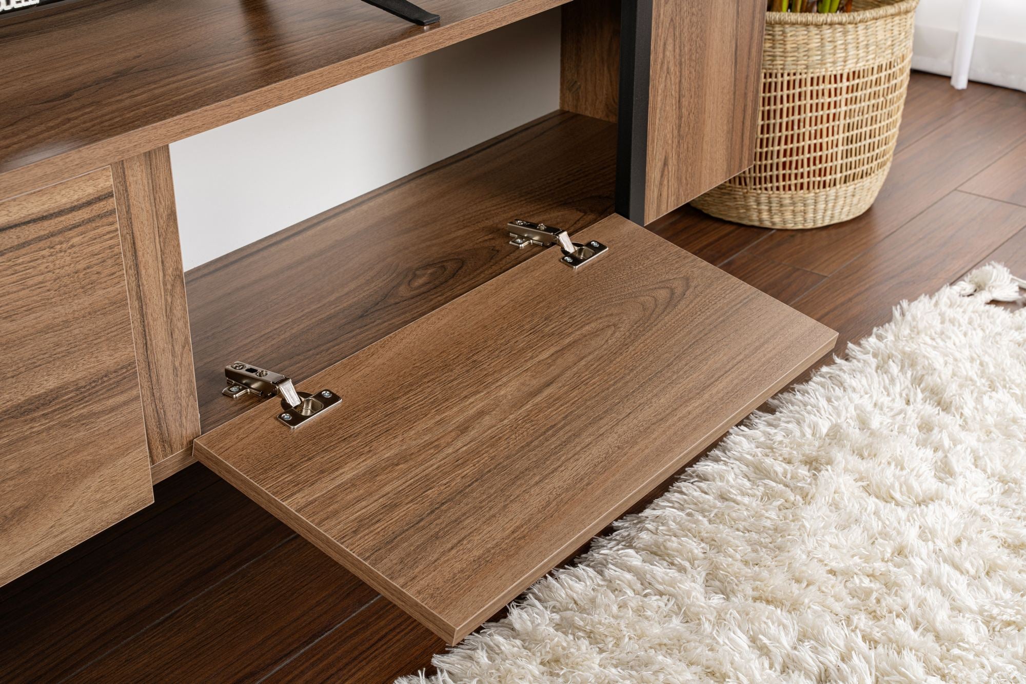 Móvel de TV elegante, nogueira e preto, 180 x 50 x 29,5 cm | Painel de partículas 100% revestido de melamina, 18 mm de espessura | Design moderno para salas de estar e espaços de entretenimento