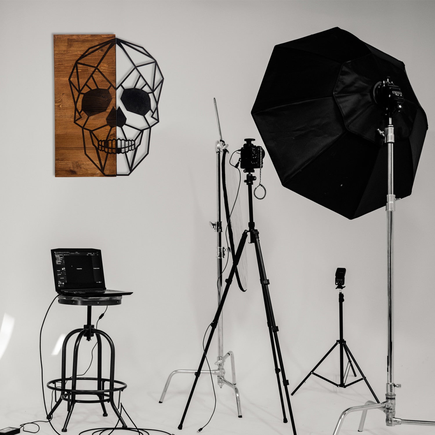 Decoração de Parede Caveira em Metal Preto com Moldura em Nogueira – 44 x 58 cm