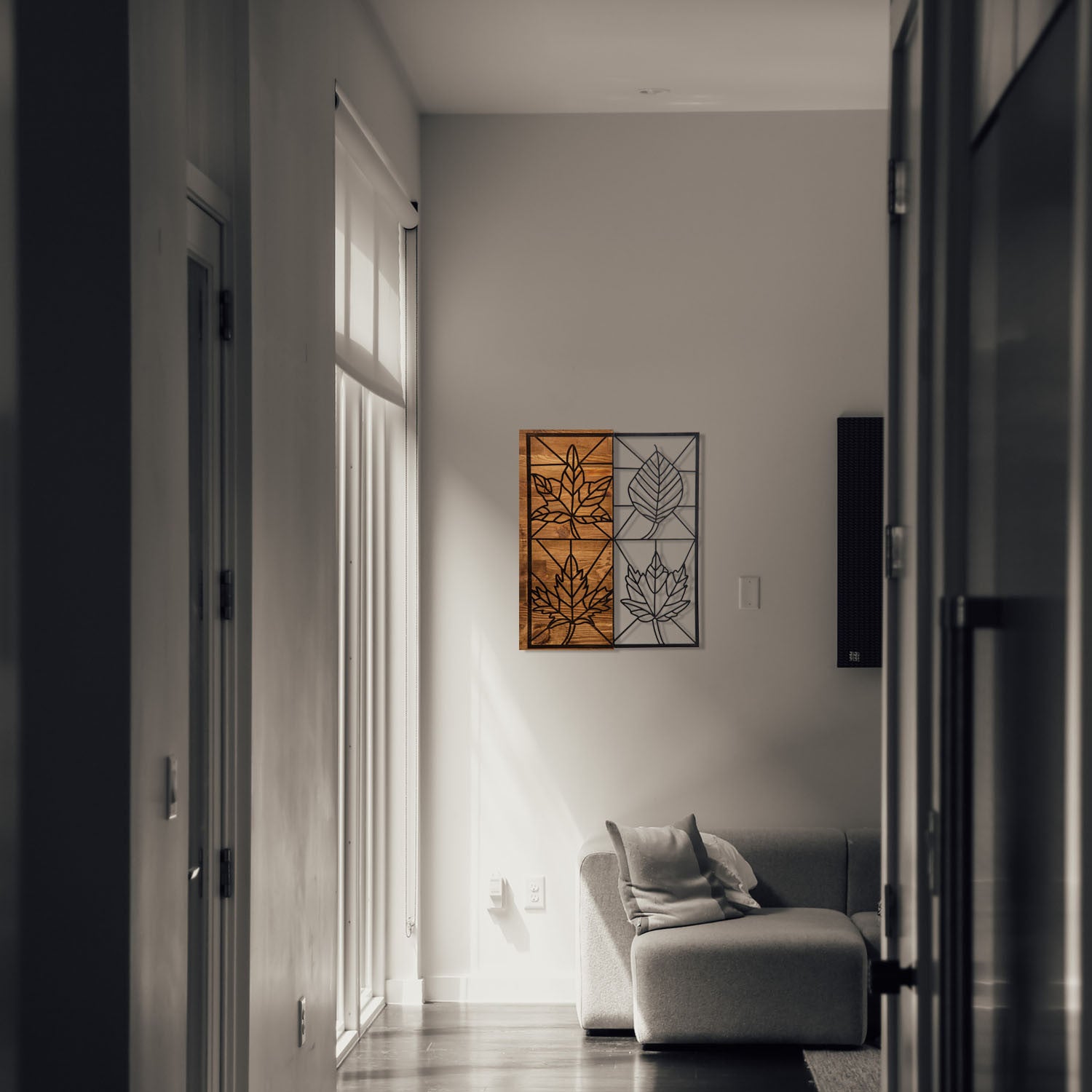 Yapraklar — Acessório de Parede Decorativo em Metal com Moldura de Madeira, Preto/Nogueira, 48 x 58 cm