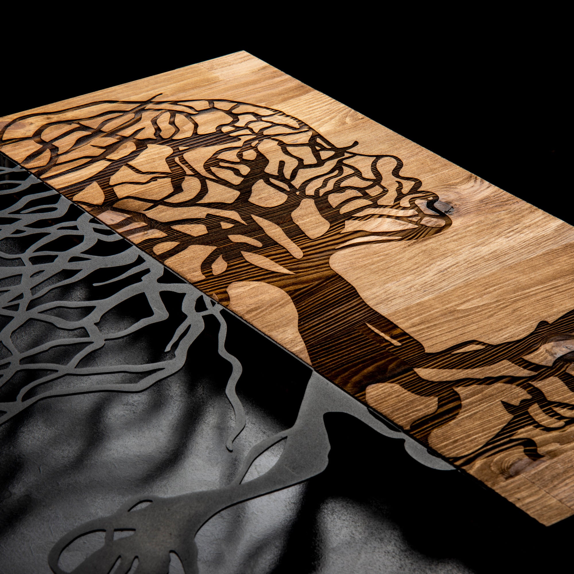 Nefes – Acessório Decorativo de Parede em Metal com Moldura de Madeira, Preto/Nogueira, 47x58 cm