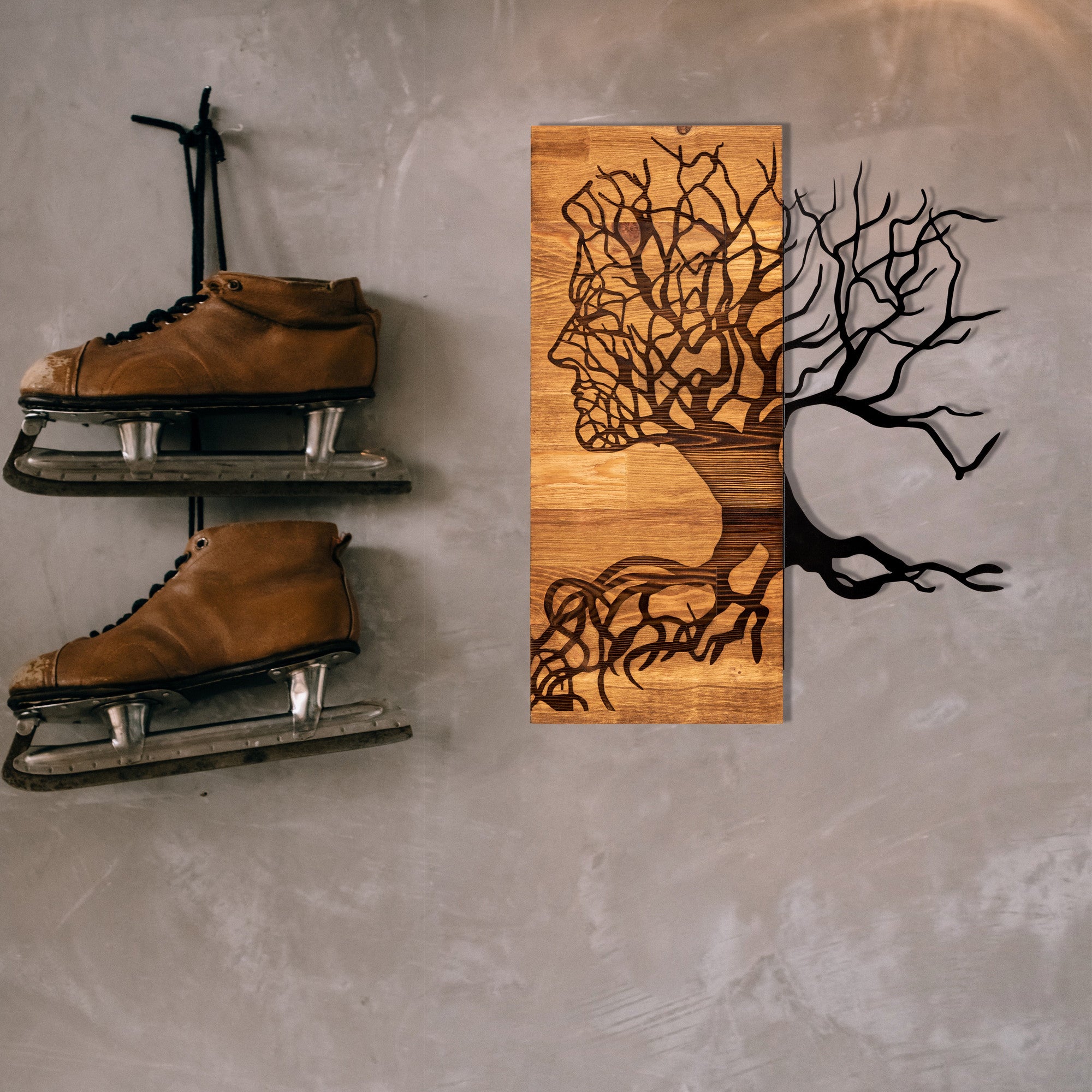 Muaz — Acessório Decorativo de Parede em Metal Preto com Moldura de Nogueira, 45 x 58 cm