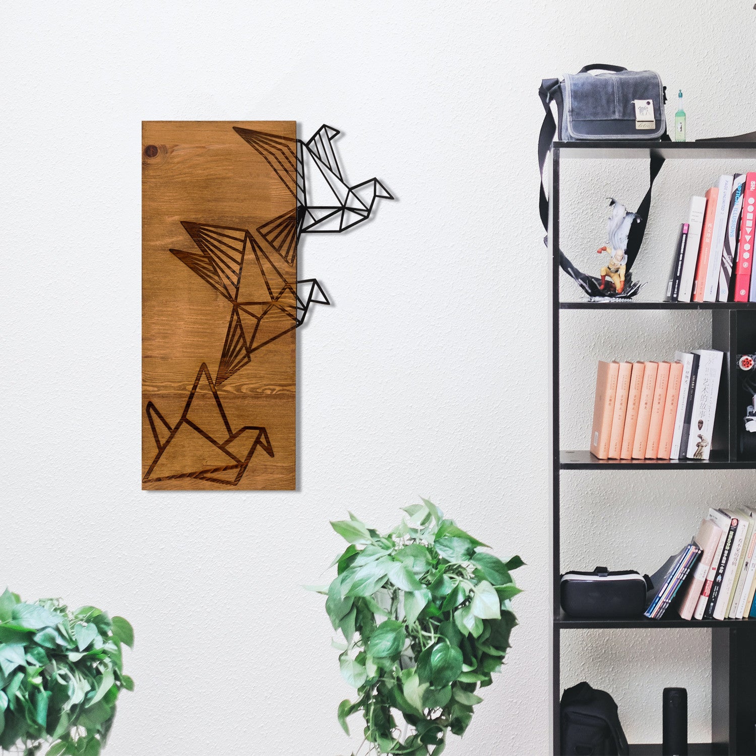 Oragami – Acessório Decorativo de Parede em Metal Preto com Moldura de Nogueira, 36 x 60 cm