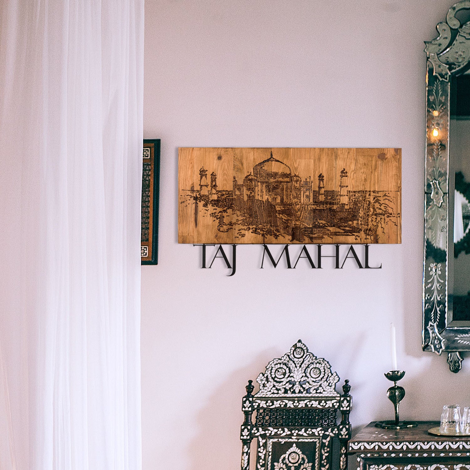 Taj Mahal — Acessório Decorativo de Parede em Metal Preto com Moldura de Madeira Nogueira, 58 x 33 cm