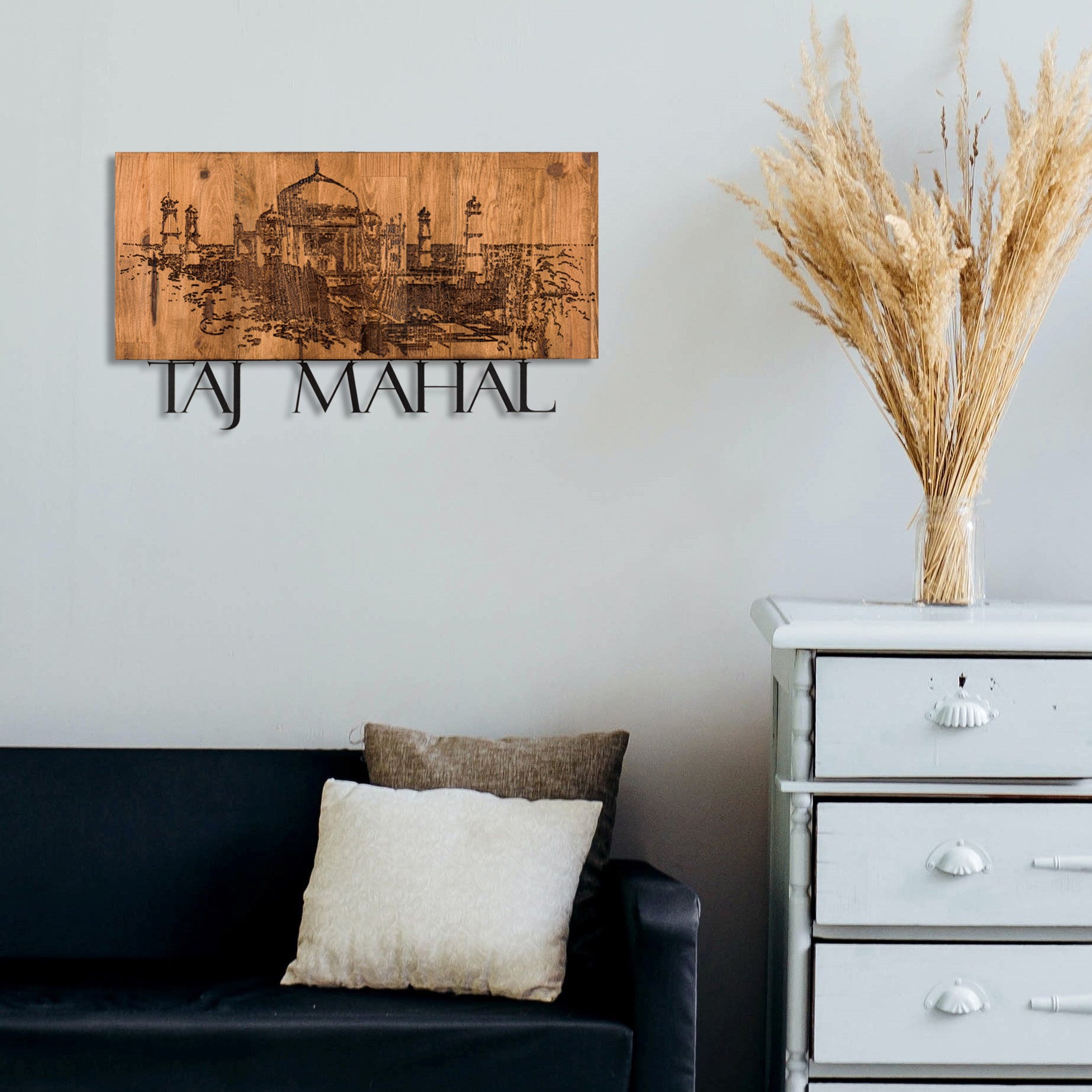 Taj Mahal — Acessório Decorativo de Parede em Metal Preto com Moldura de Madeira Nogueira, 58 x 33 cm