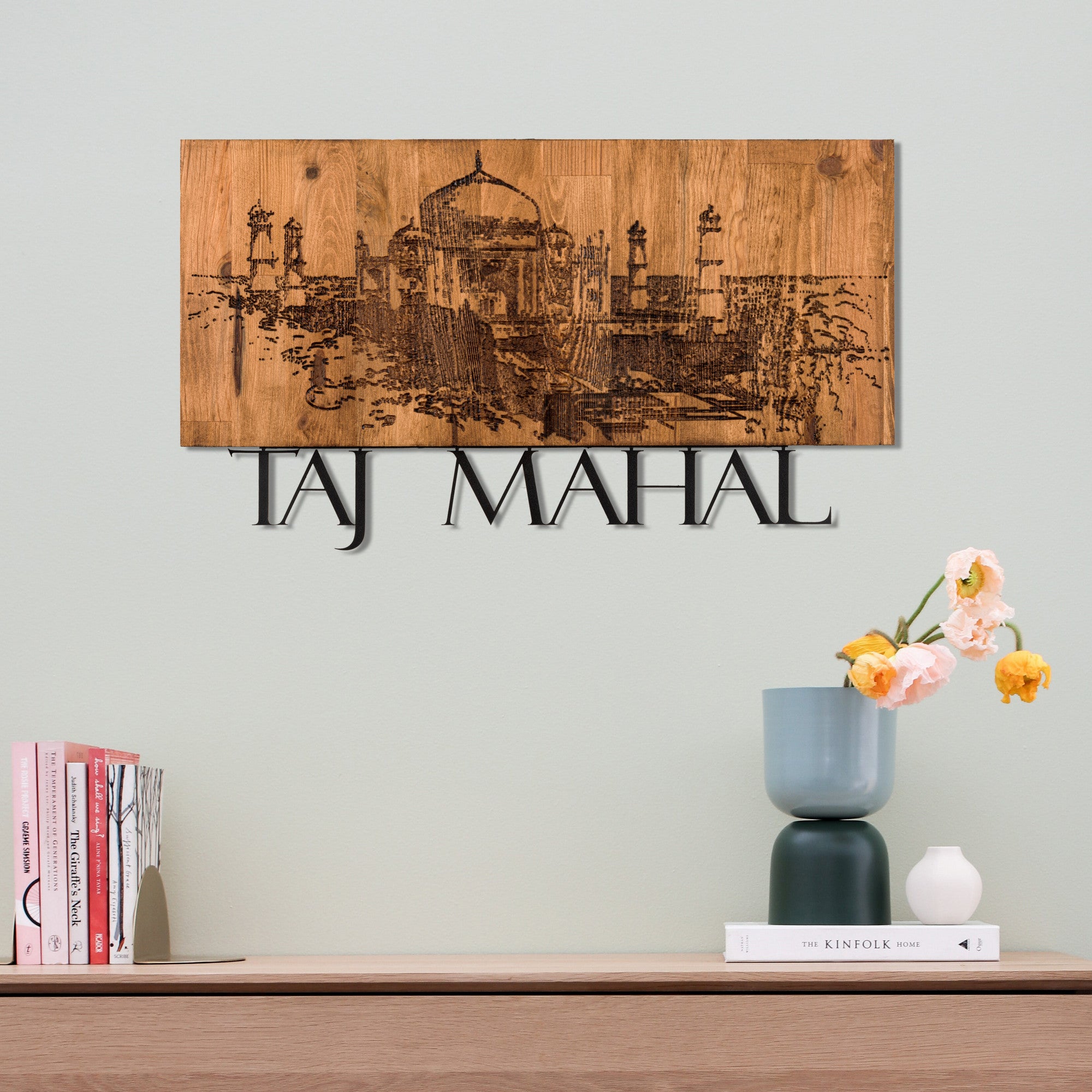 Taj Mahal — Acessório Decorativo de Parede em Metal Preto com Moldura de Madeira Nogueira, 58 x 33 cm