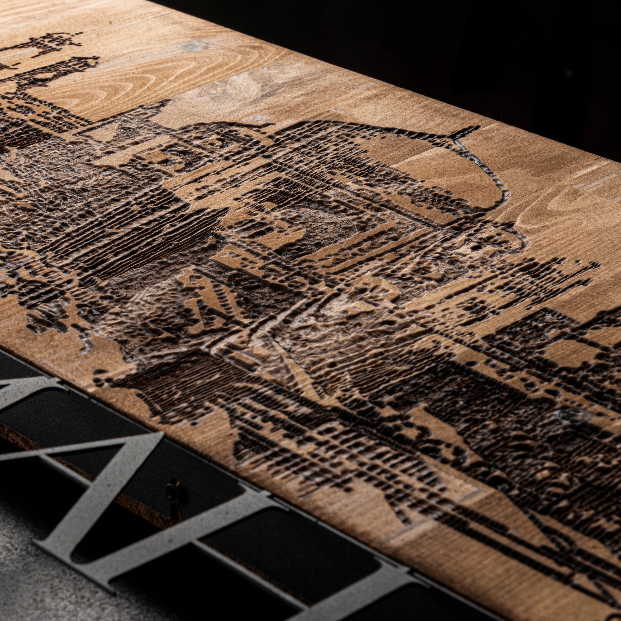 Taj Mahal — Acessório Decorativo de Parede em Metal Preto com Moldura de Madeira Nogueira, 58 x 33 cm