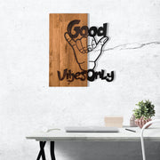 Good Vibes – Acessório de Parede Decorativo em Metal (1,2 mm) com Moldura em Madeira de Nogueira, 50x58 cm, Preto