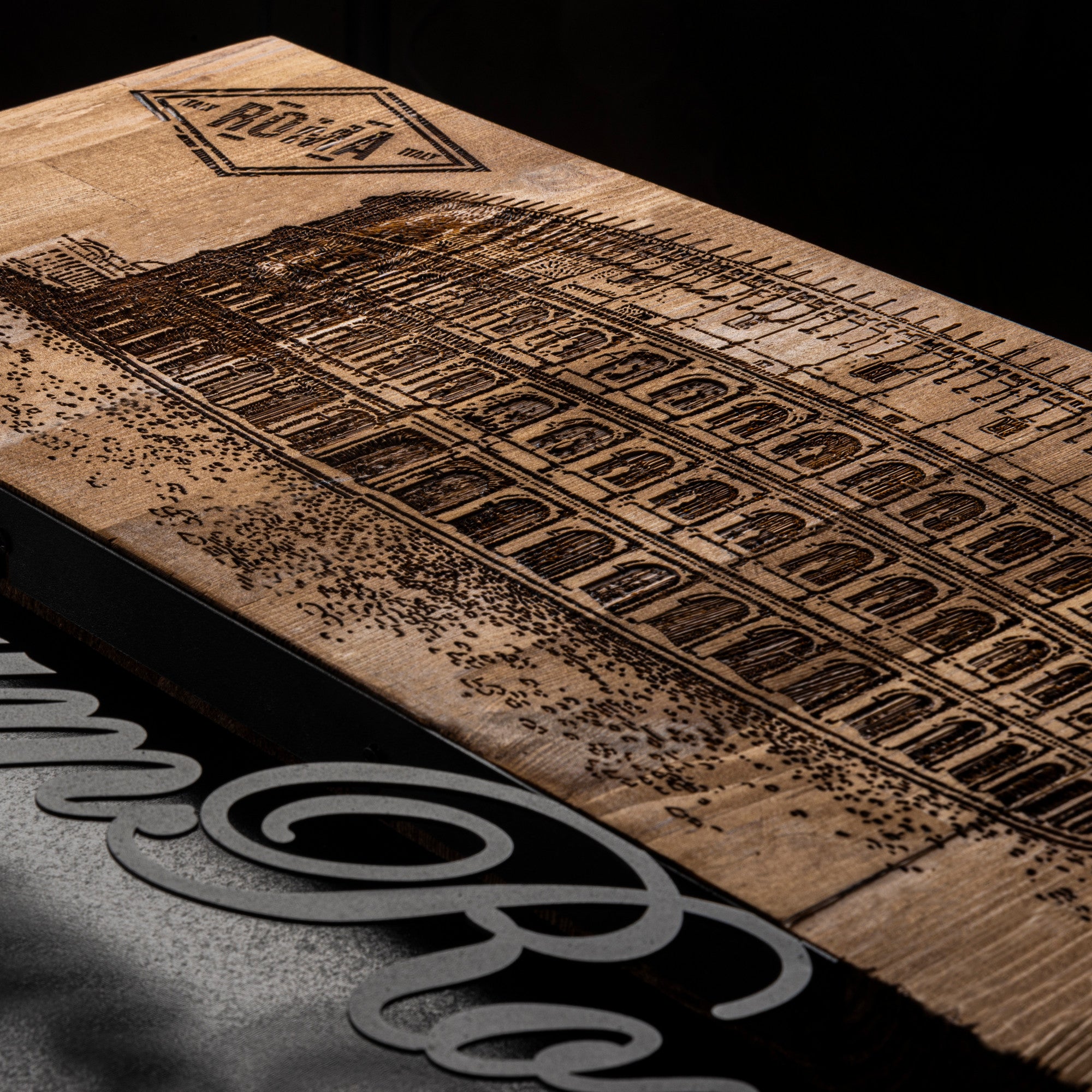 Colosseum: Acessório Decorativo de Parede em Metal com Moldura de Madeira, 58x33 cm, Preto/Nogueira