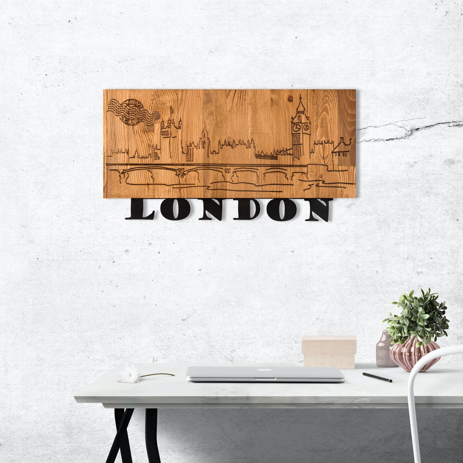 London v2 — Acessório Decorativo de Parede em Metal com Moldura de Madeira, Preto/Nogueira, 58 x 30 cm