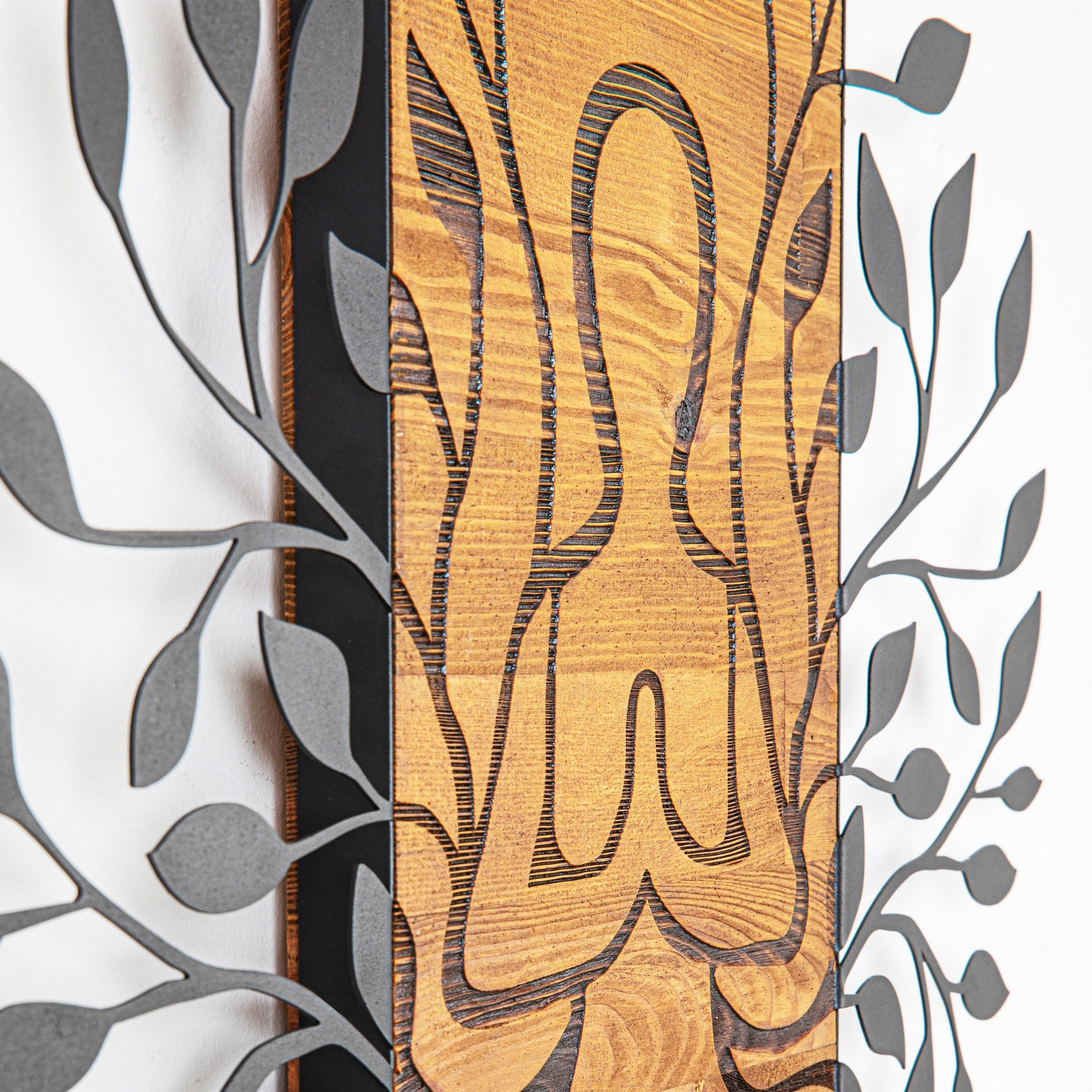 Meditação – Acessório Decorativo de Parede em Metal Preto com Moldura de Nogueira, 58 x 57,5 cm
