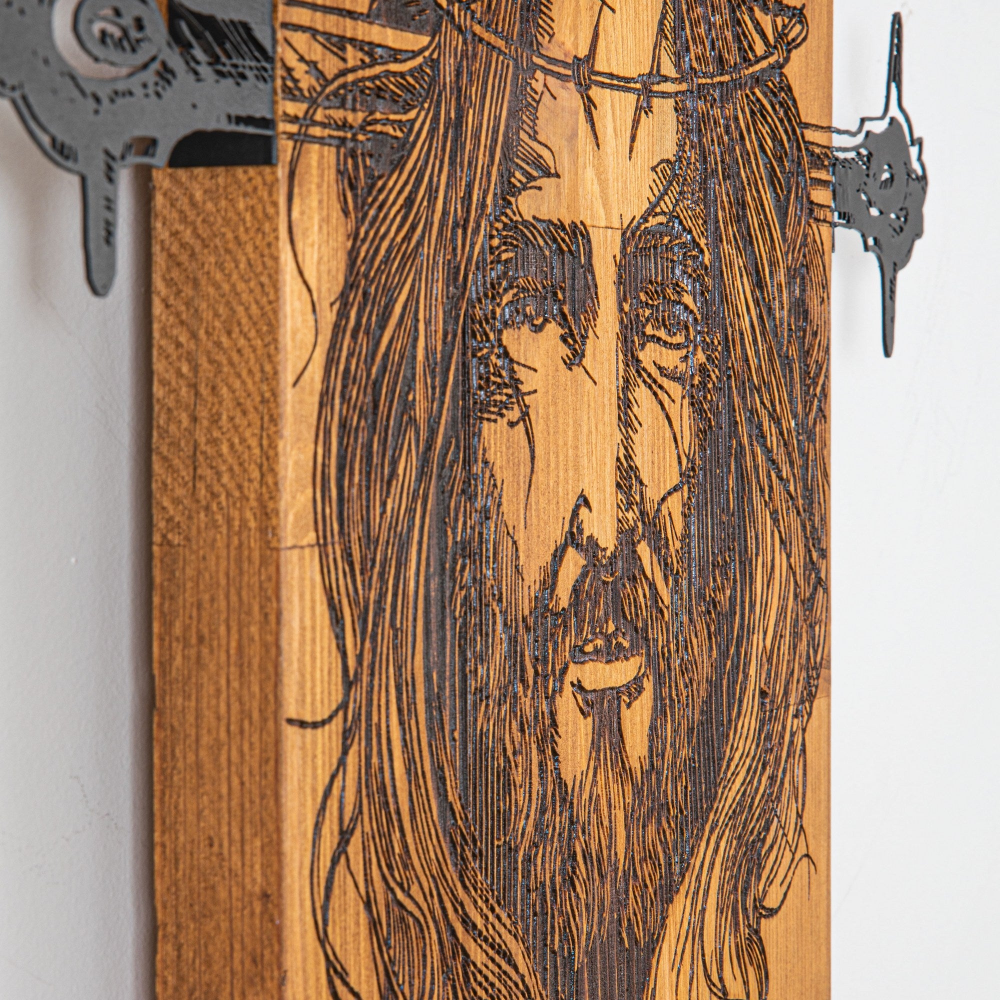 Culture – Acessório Decorativo de Parede em Metal Preto com Moldura de Nogueira, 74 x 37 cm