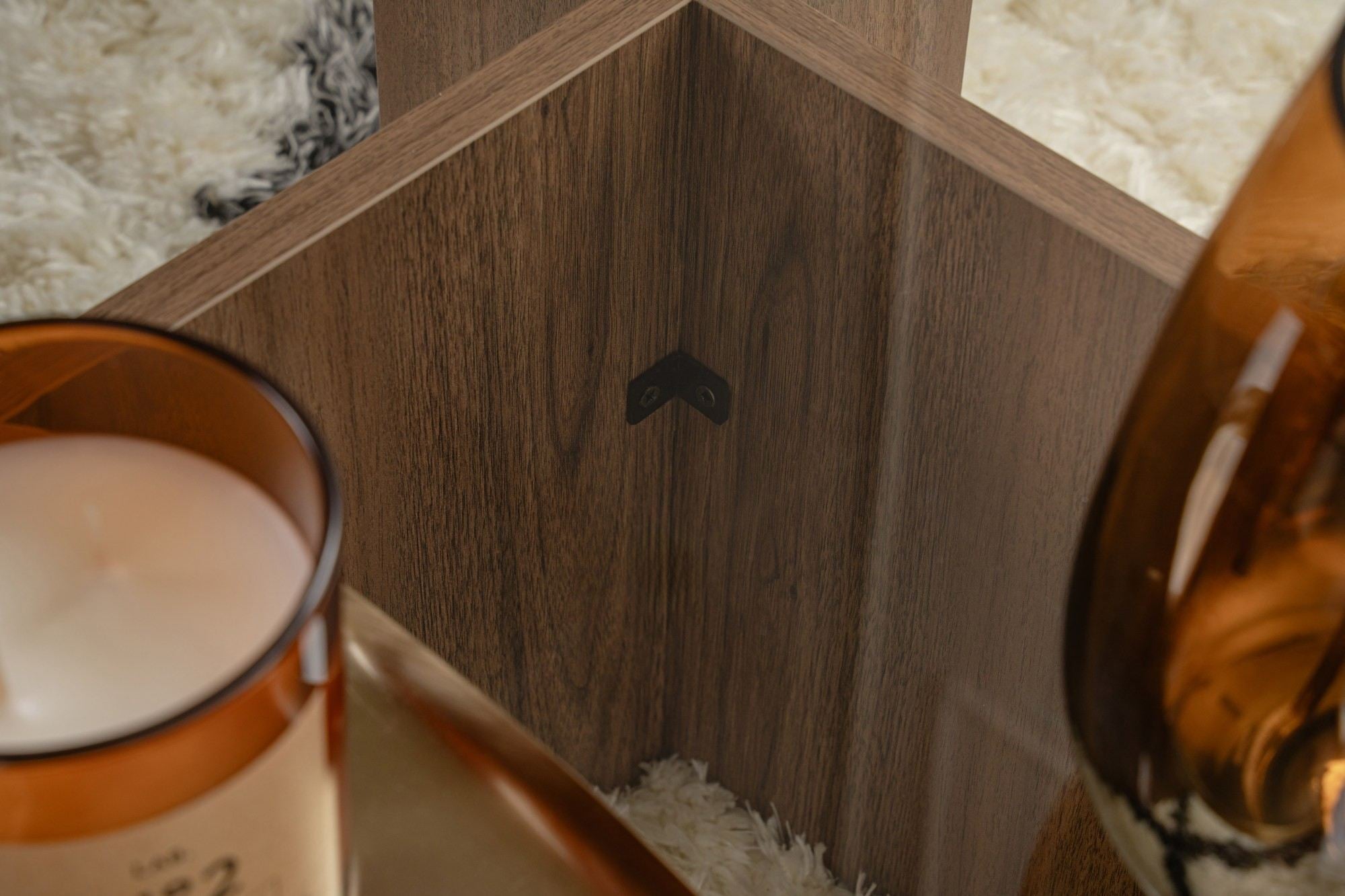 Mesa de Centro Elegante, Acabamento em Nogueira, 105 x 30 x 65 cm | Tampo 100% Vidro Temperado, Estrutura com Revestimento em Melamina de 18 mm de Espessura | Perfeita para Salas de Estar Modernas