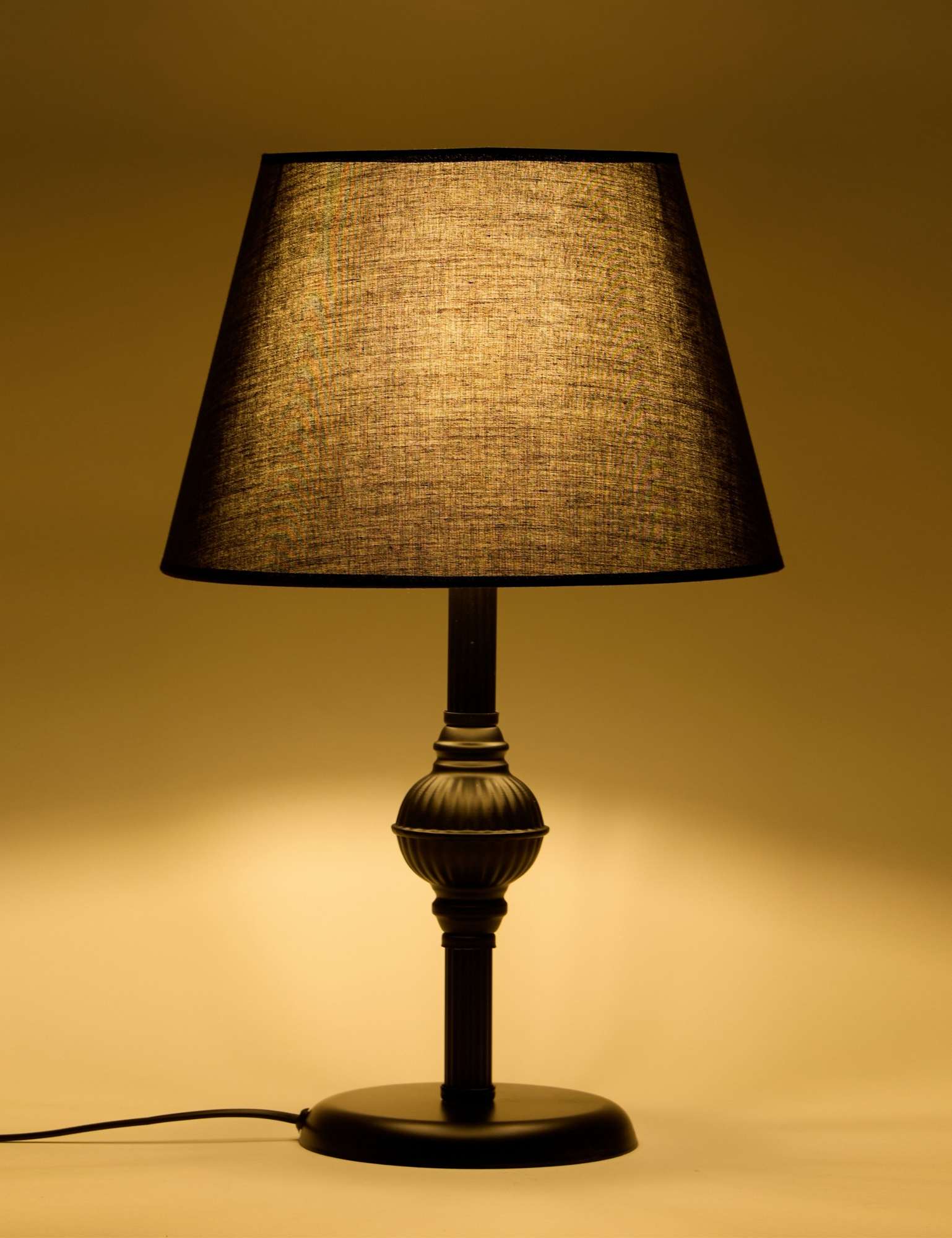 Candeeiro de Mesa – 43 cm – Preto – Metal e Tecido