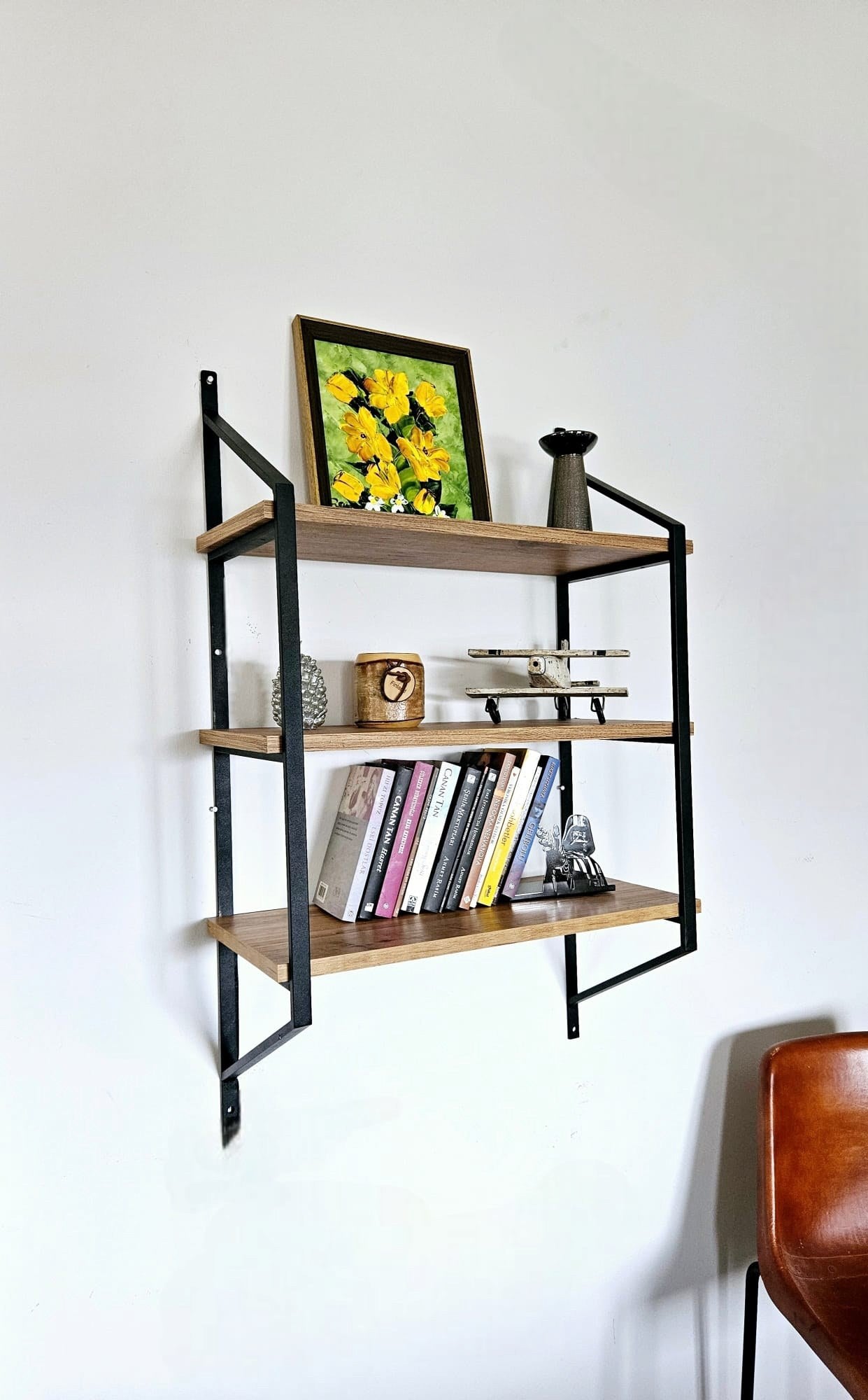 Prateleira de Parede – 60 cm x 95 cm x 28 cm – Preto e Pinho Atlântico – Painéis de Partículas e Metal