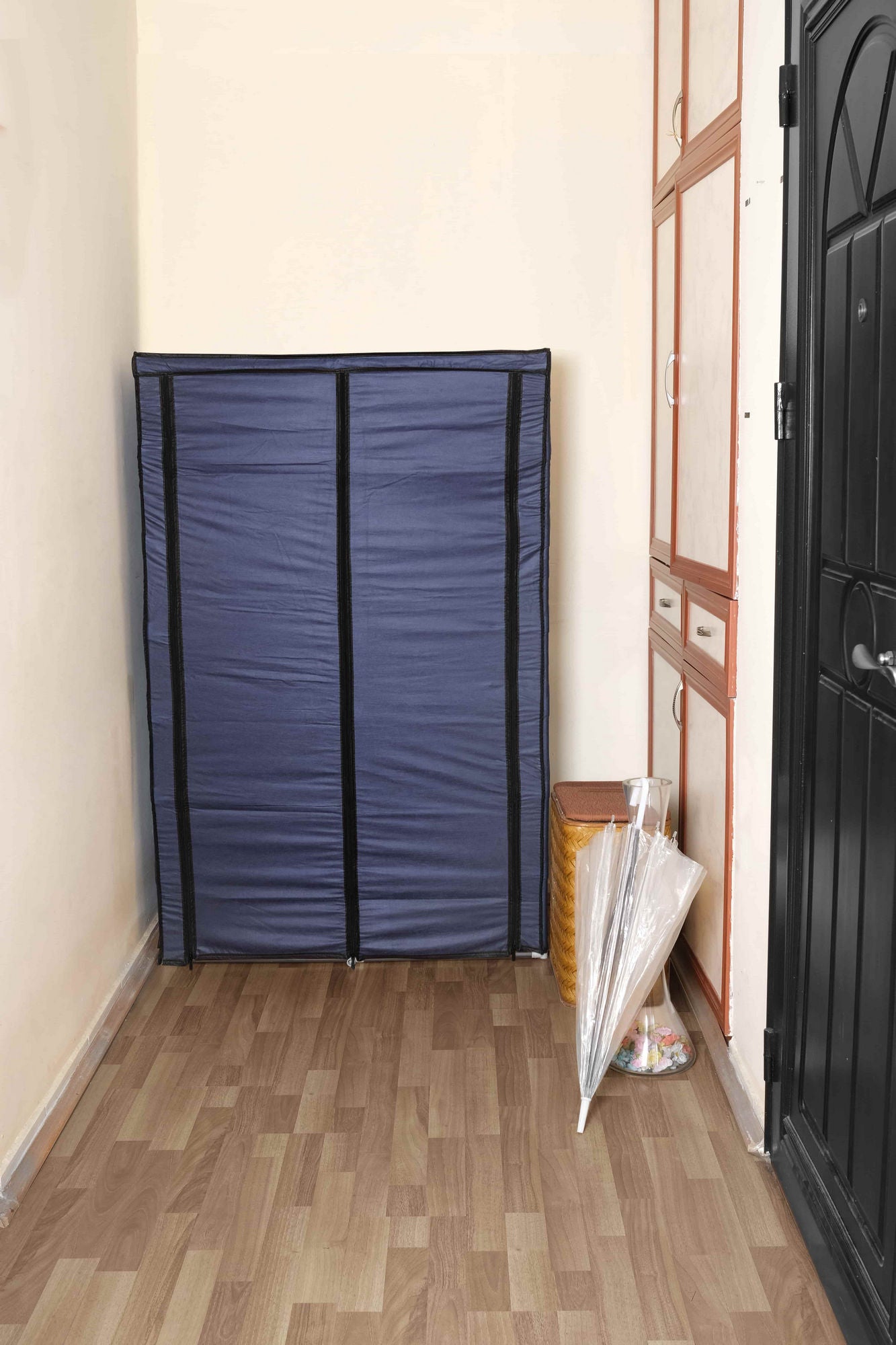 Sapateira – 96 cm x 146 cm x 40 cm – Azul escuro – Metal