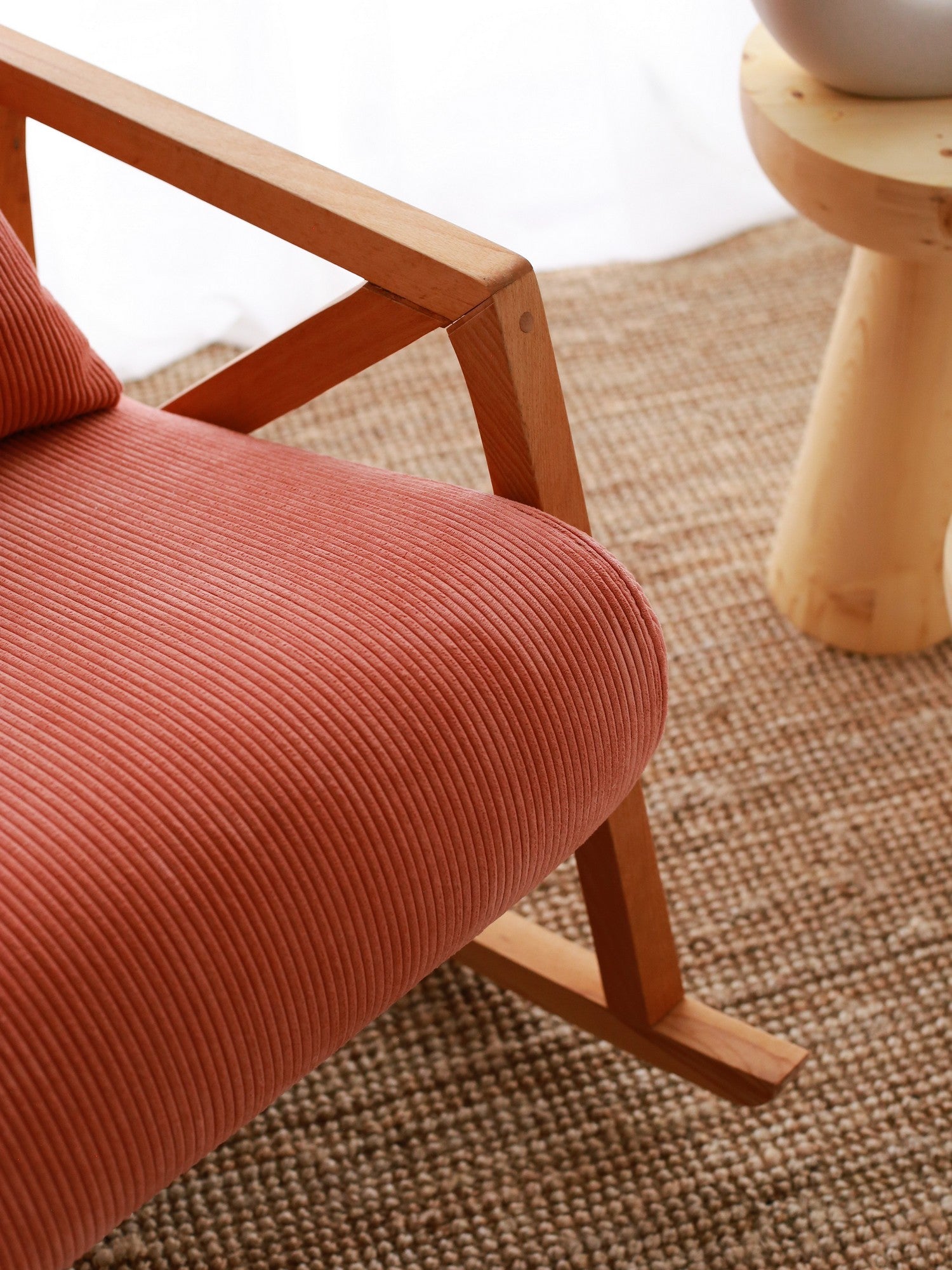 Poltrona Elegante, 100% Veludo, Cor Vermelho, 67 x 75 x 85 cm | Pernas de Madeira, Altura Confortável para Sentar: 51 cm | Perfeita para Espaços Modernos