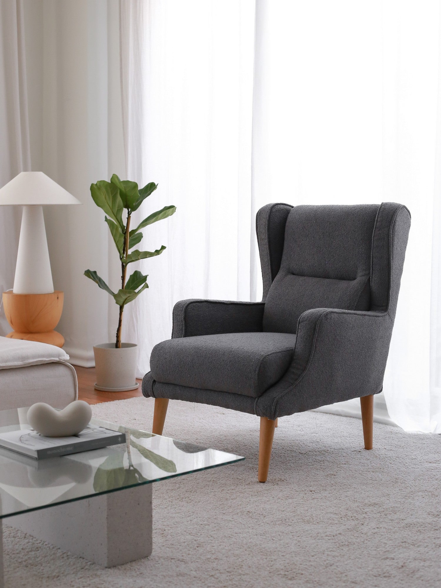 Poltrona Elegante, Cor Fume, 78 x 94 x 70 cm | Estrutura 100% Madeira, Tecido Teddy Macio | Perfeita para Sala de Estar e Espaços Aconchegantes, Conforto e Estilo