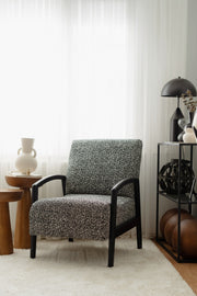 Poltrona – 65 cm L x 88 cm A x 86 cm P – Preto e Branco – Madeira de Carvalho