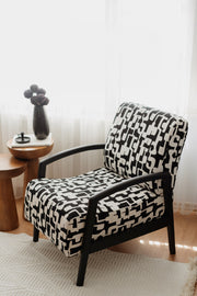 Poltrona Elegante – 65 cm L x 88 cm A x 86 cm P – Preto e Branco – Madeira de Carvalho