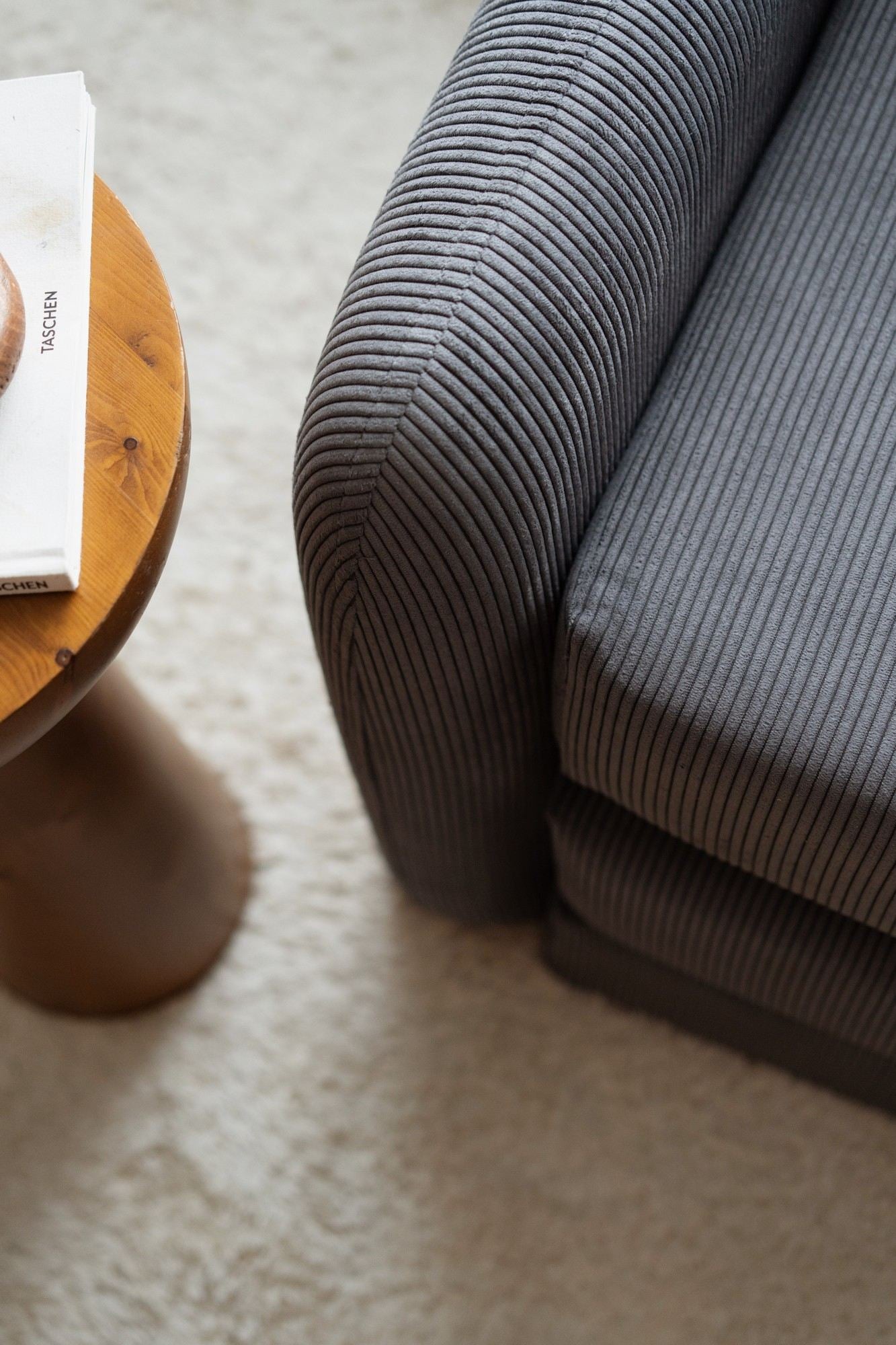 Sofá-Cama de 1 Lugar – 110 cm x 77 cm x 83 cm – Cinza – Madeira de Amoreira