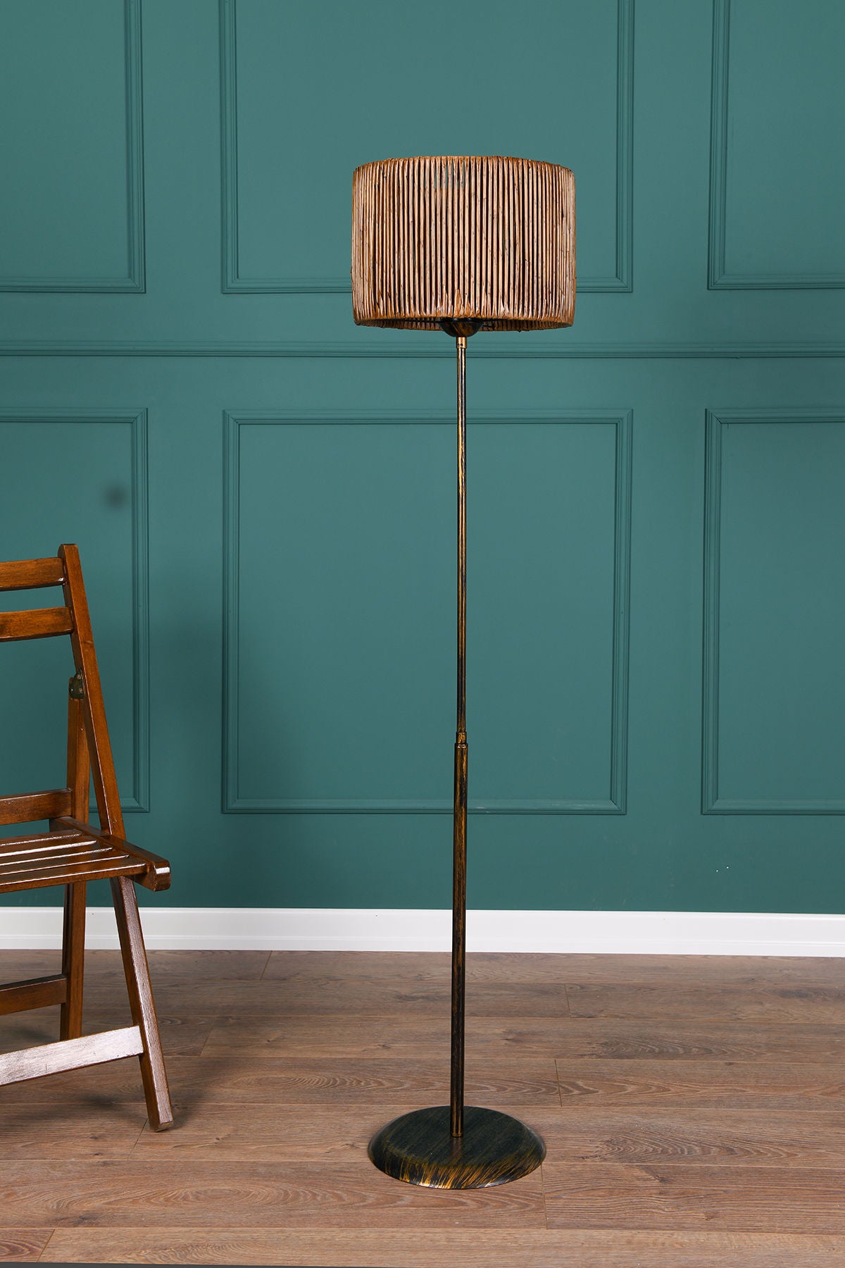 Candeeiro de Pé – 165 cm – Preto e dourado – Metal e bambu sintético