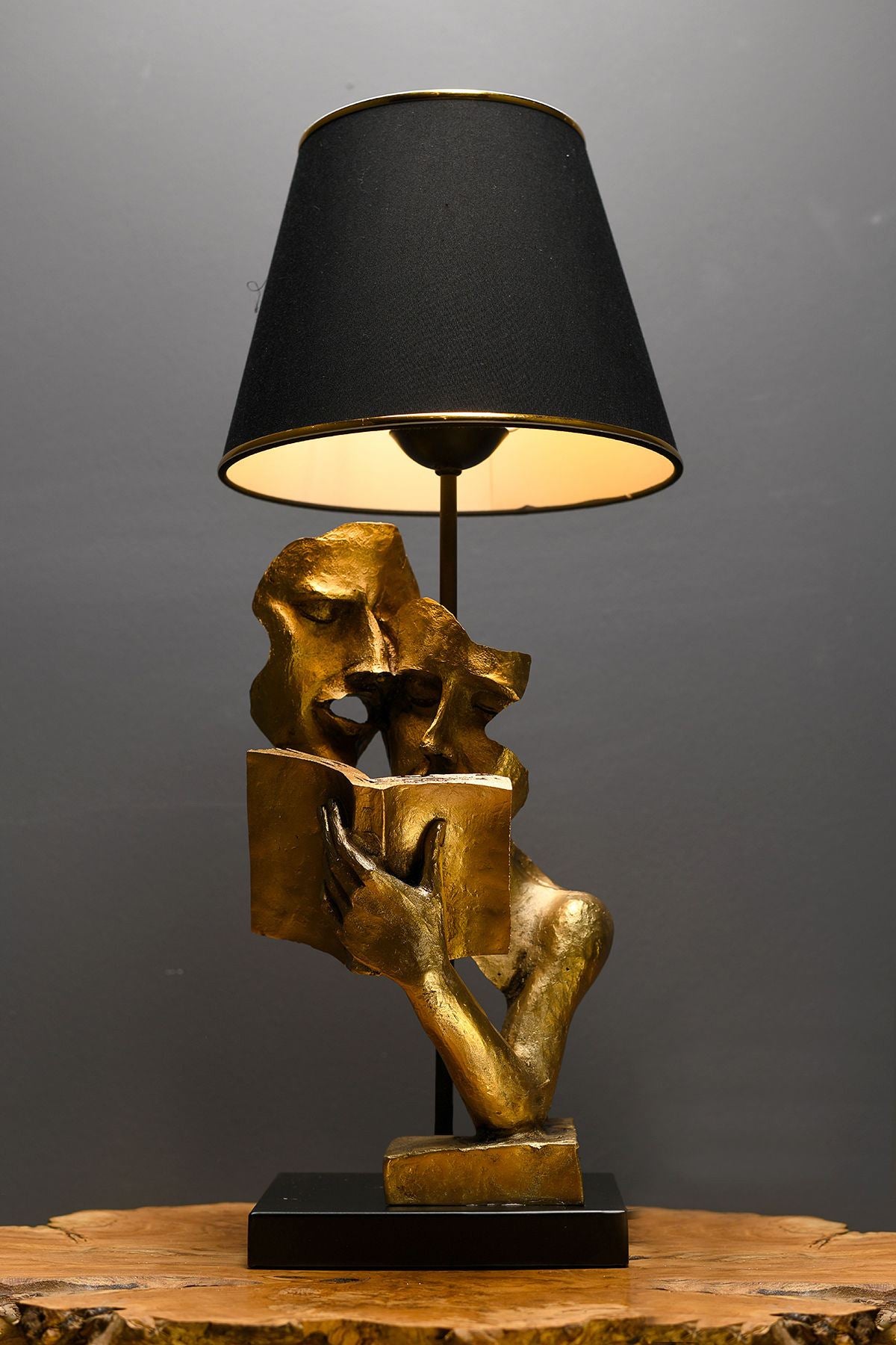 Candeeiro de Mesa – 57 cm de Altura – Preto e Dourado – Metal e Poliéster