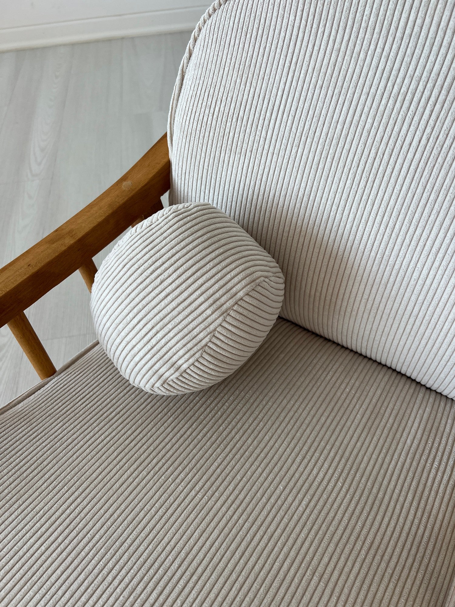 Poltrona Elegante, Branca, 72 x 60 x 52 cm | Estrutura 100% madeira de carpa, tecido 100% poliéster | Estofamento de espuma confortável, perfeito para espaços modernos