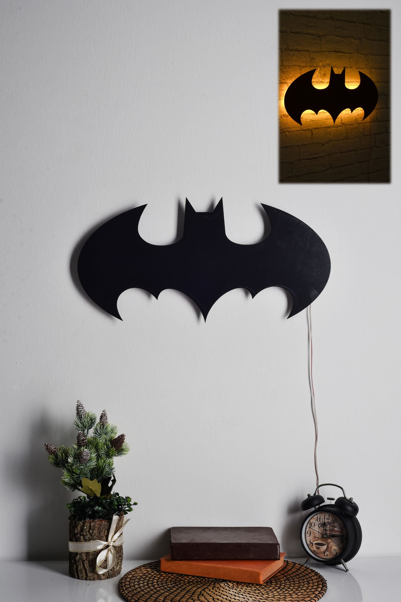 Iluminação LED Decorativa Amarela Elegante, 50 x 25 cm | Base em MDF Preto, 60 LEDs/m, Cabo de 375 cm, 20,16 W | Sistema de Pendurar na Parede para Decoração Moderna