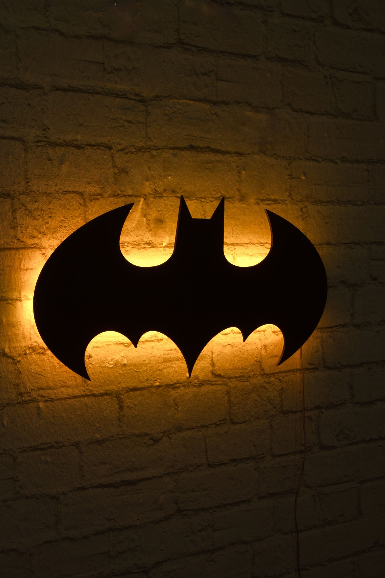 Iluminação LED Decorativa Amarela Elegante, 50 x 25 cm | Base em MDF Preto, 60 LEDs/m, Cabo de 375 cm, 20,16 W | Sistema de Pendurar na Parede para Decoração Moderna
