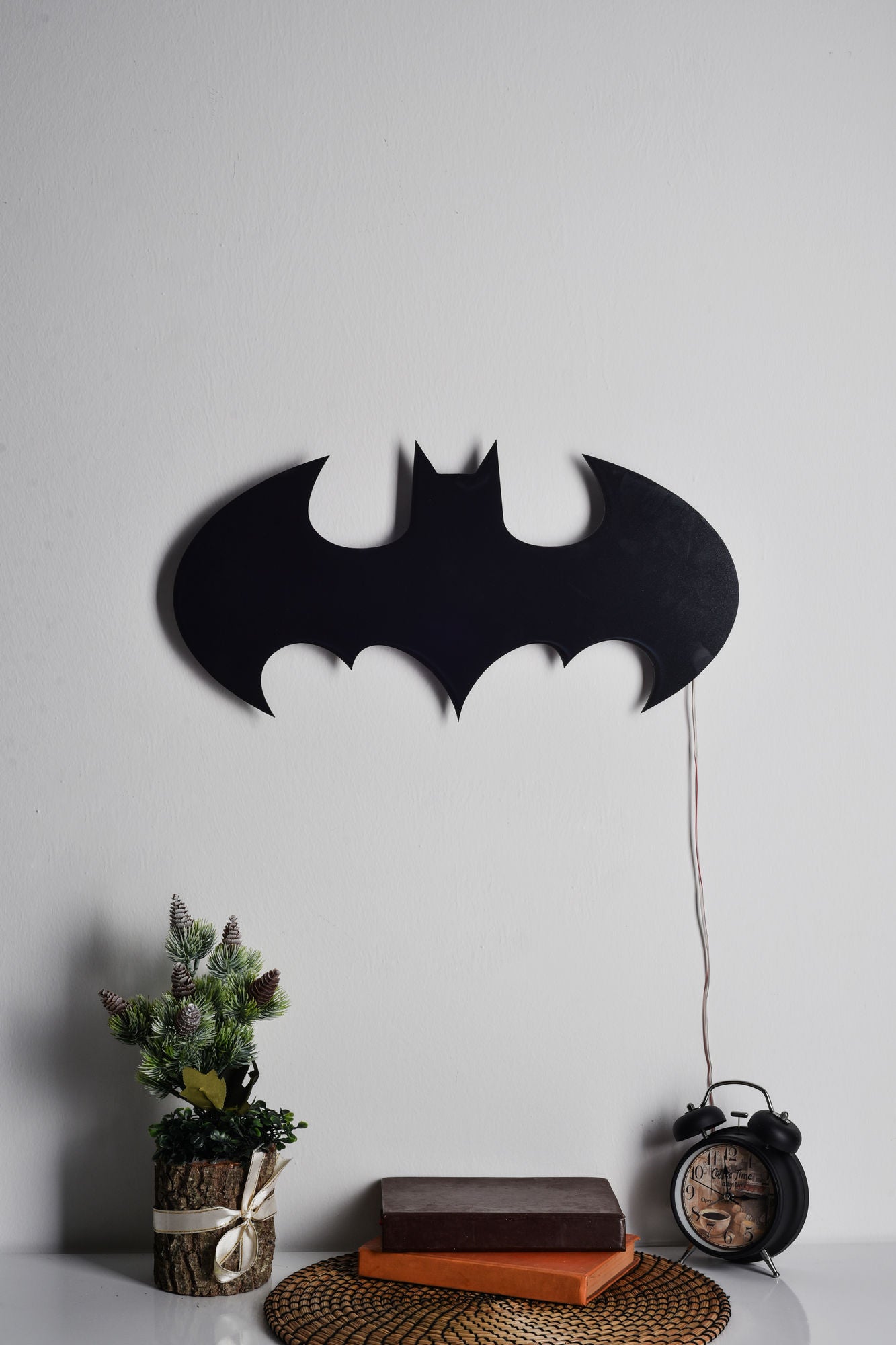 Iluminação LED Decorativa Amarela Elegante, 50 x 25 cm | Base em MDF Preto, 60 LEDs/m, Cabo de 375 cm, 20,16 W | Sistema de Pendurar na Parede para Decoração Moderna