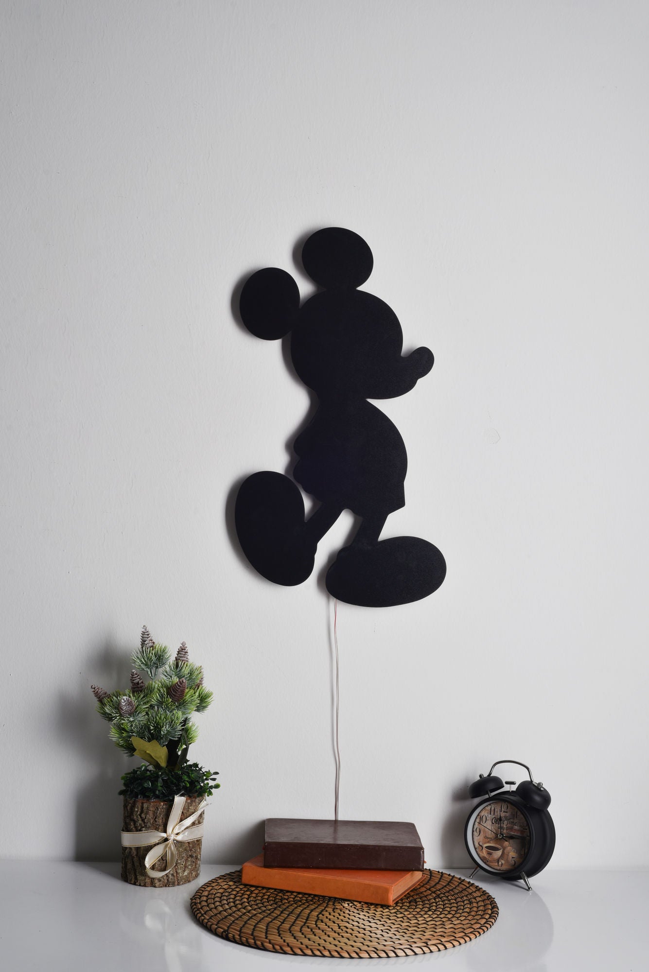 Iluminação LED decorativa na cor azul, 32 x 50 cm | Base em MDF preto, 60 LEDs/m, 300 lúmens, vida útil de 50.000 horas | Sistema de suspensão de parede embutido