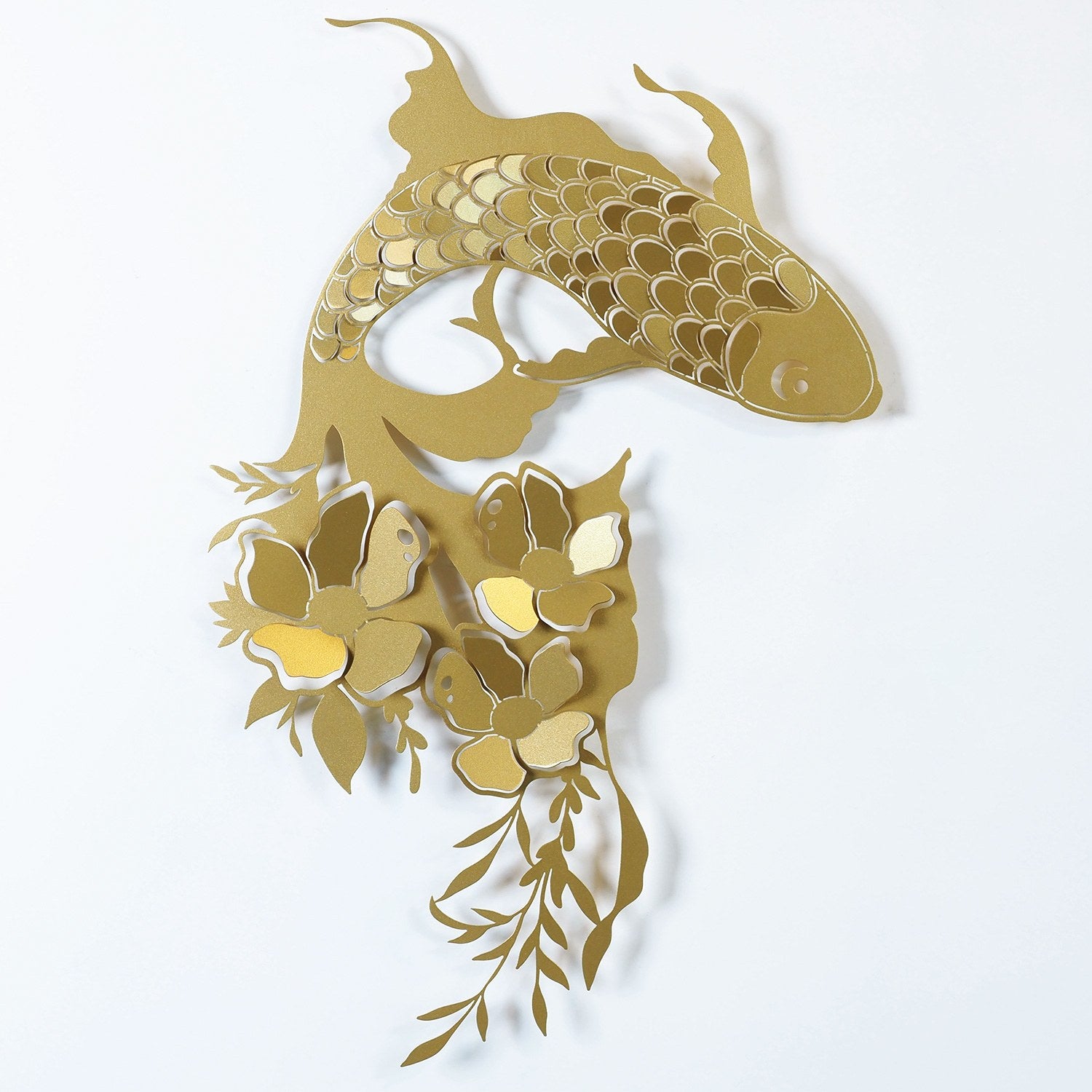 Carpa Koi em Aço Dourado – Acessório Decorativo de Parede 44x67 cm