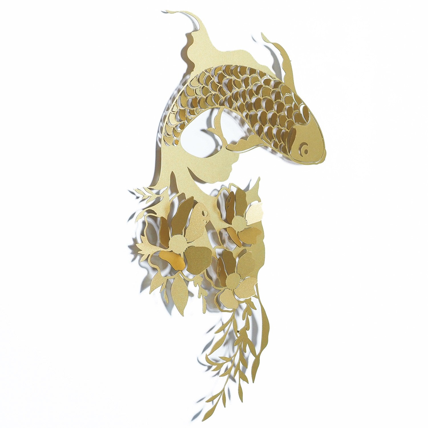 Carpa Koi em Aço Dourado – Acessório Decorativo de Parede 44x67 cm