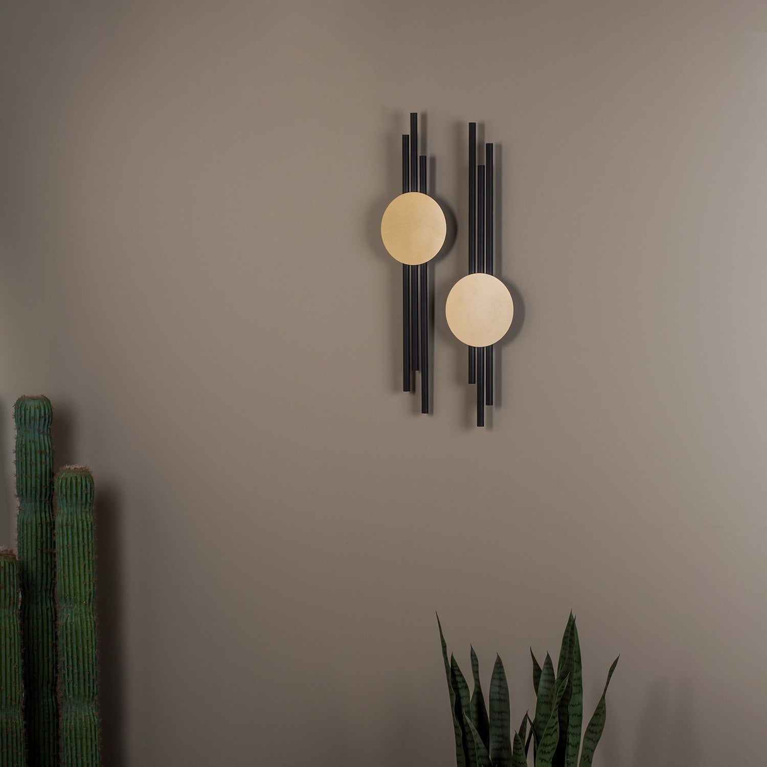 Conjunto Antique Lines APT799 — Acessório Decorativo de Parede em Metal, Preto e Dourado, 100% Aço, 2 Peças (13,5 x 60 cm)