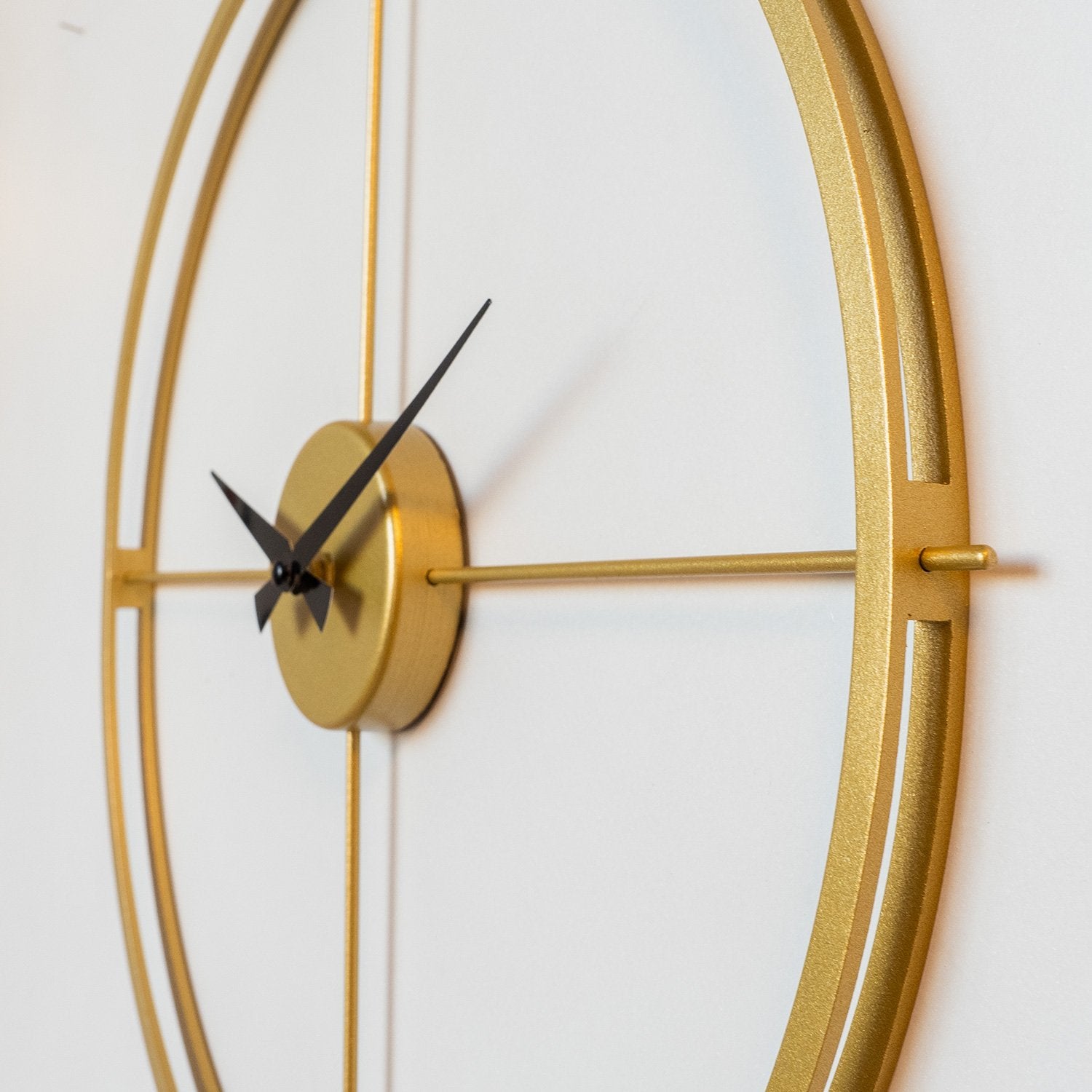Relógio de Parede Arcadia em Metal – Dourado, 48x48 cm, Aço 100% (4 mm), Mecanismo Silencioso (varrimento contínuo) – APS075