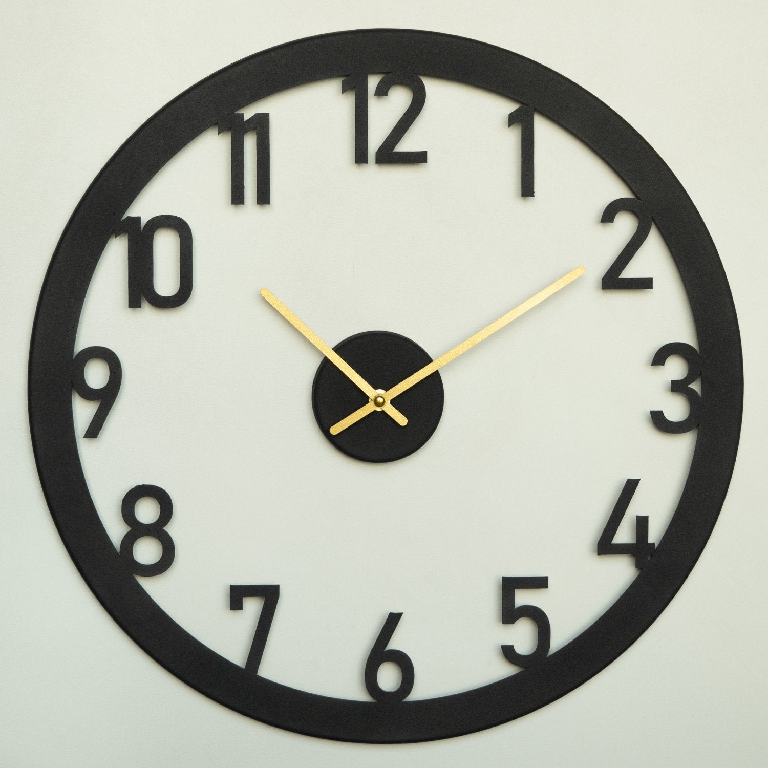 Relógio de Parede em Metal Stroke APS115 – Preto e Dourado, 48x48 cm, Mecanismo Silencioso, Aço 100% (1,2 mm)