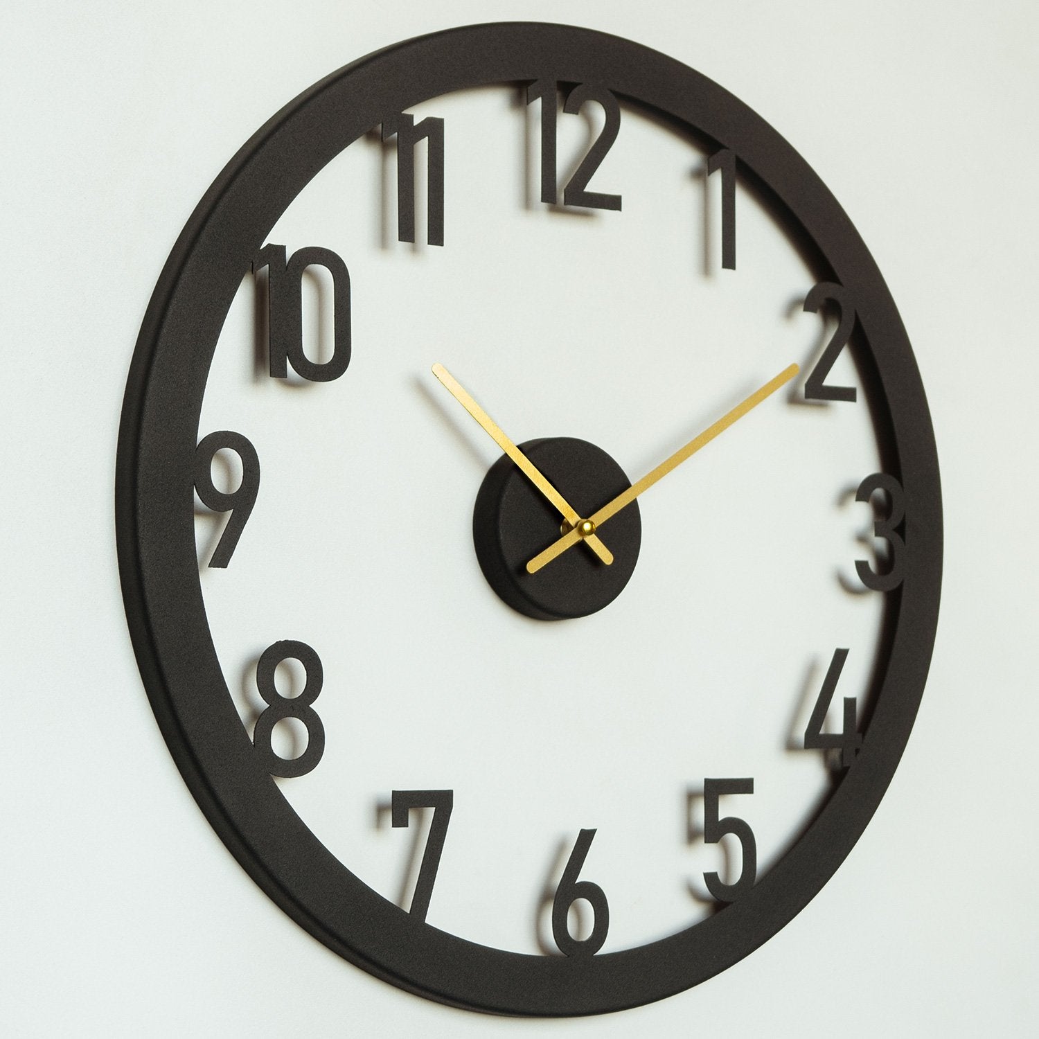 Relógio de Parede em Metal Stroke APS115 – Preto e Dourado, 48x48 cm, Mecanismo Silencioso, Aço 100% (1,2 mm)