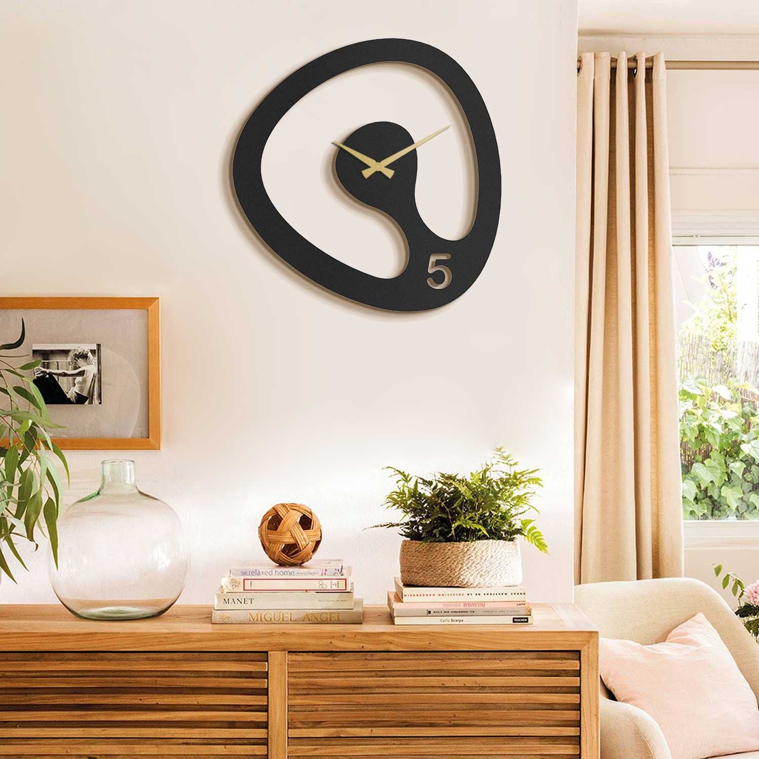 Relógio de parede decorativo elegante em metal, preto e dourado, 44 x 45 cm | 100% aço, 1,2 mm de espessura, mecanismo silencioso | Uma adição elegante a qualquer ambiente