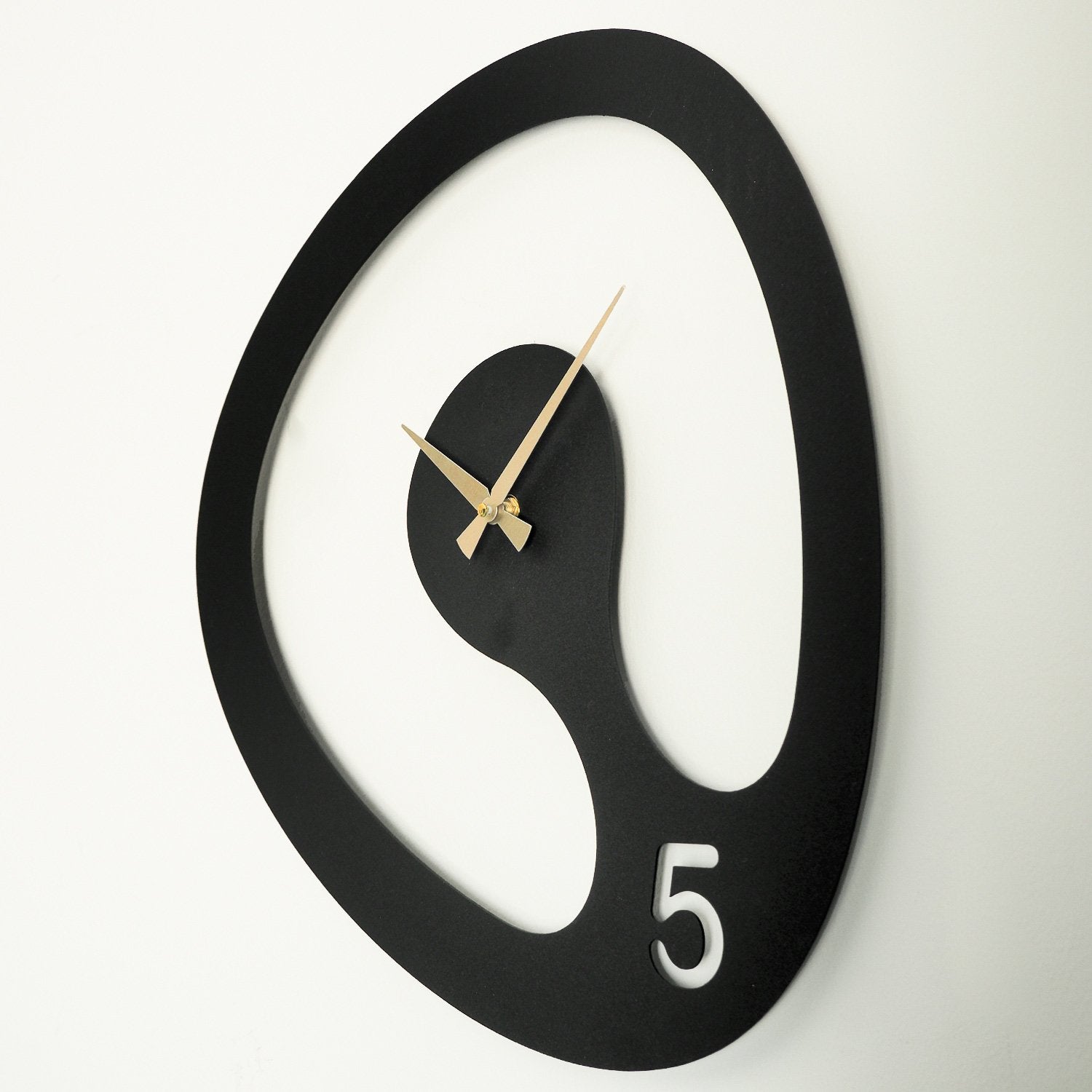 Relógio de parede decorativo elegante em metal, preto e dourado, 44 x 45 cm | 100% aço, 1,2 mm de espessura, mecanismo silencioso | Uma adição elegante a qualquer ambiente
