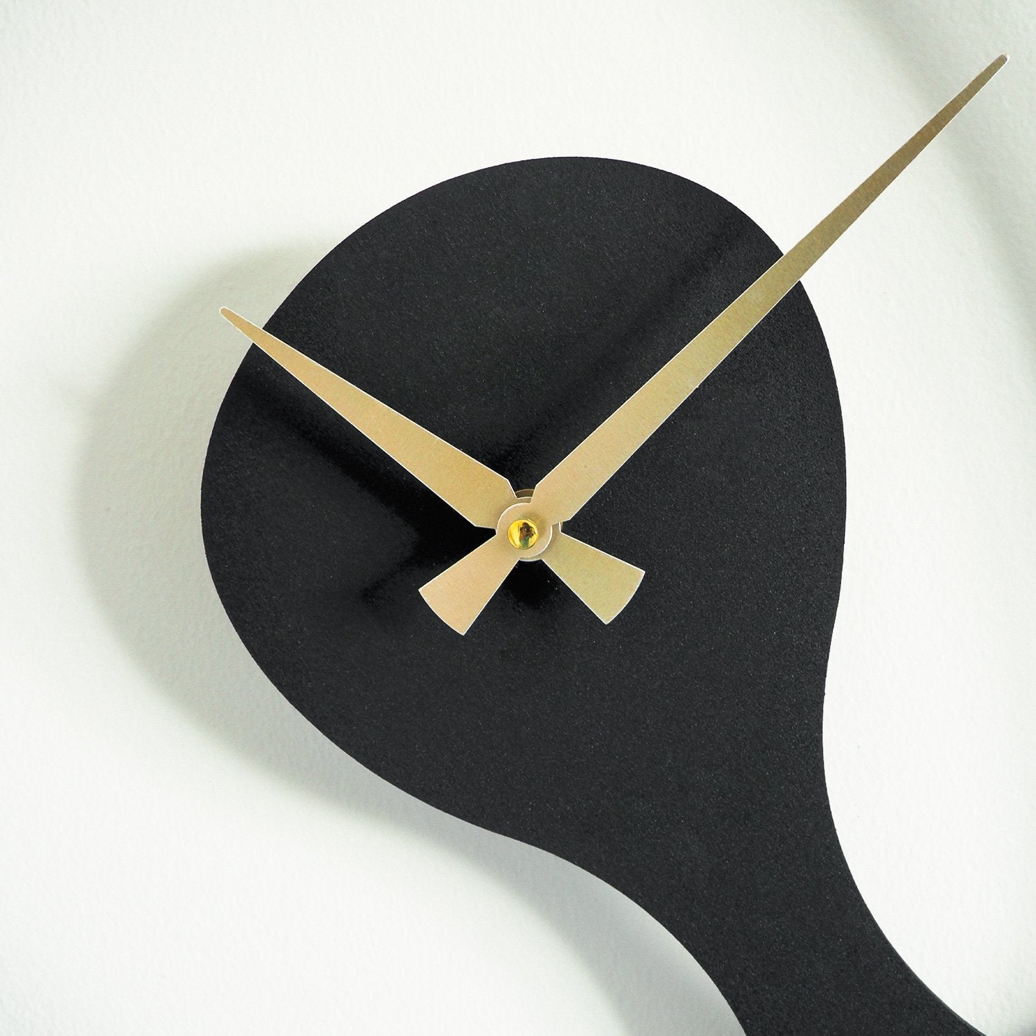 Relógio de parede decorativo elegante em metal, preto e dourado, 44 x 45 cm | 100% aço, 1,2 mm de espessura, mecanismo silencioso | Uma adição elegante a qualquer ambiente